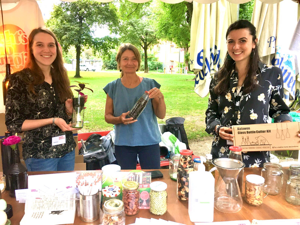 Am letzten Tag des Kleinkunstfestivals „Krapoldi im Park“ bekamen die Besucher die Möglichkeit, aus Weggeworfenem Nützliches zu basteln. Aus alten Gläsern wurden Pflanzentöpfe gestaltet und mit nach Hause genommen. Vizebürgermeisterin Uschi Schwarzl (2.v.l) machte sich ein Bild von der Aktion. Betreut wurde die Veranstaltung von Nadine Winzer (l.) und Maria Ennemoser (r.) vom Referat für Umwelt- und Verkehrsmanagement der Stadt Innsbruck.