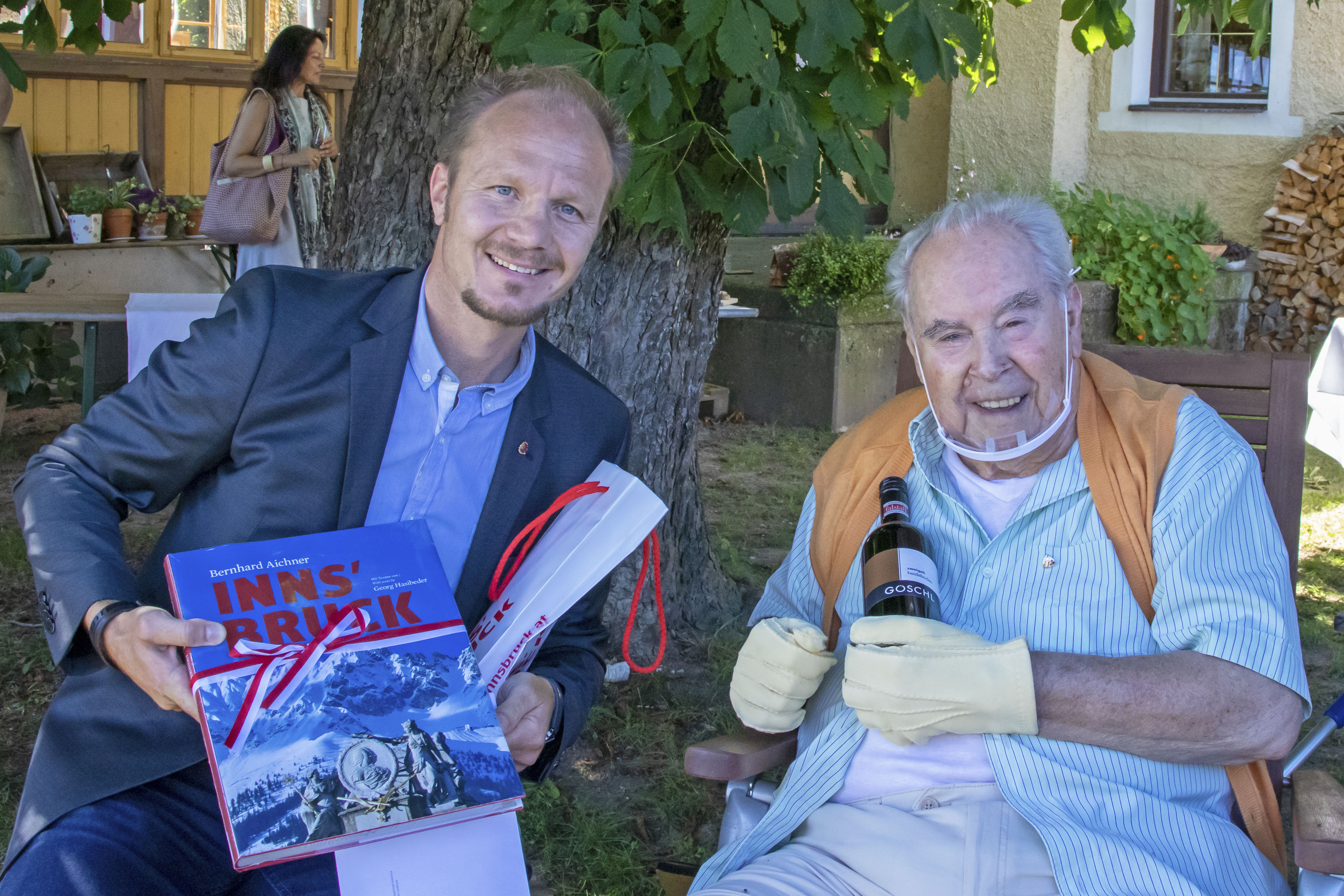 Im Beisein seiner großen Familie und Verwandten beglückwünschte Vizebürgermeister Johannes Anzengruber Bert Köllensperger zum 100. Geburtstag.