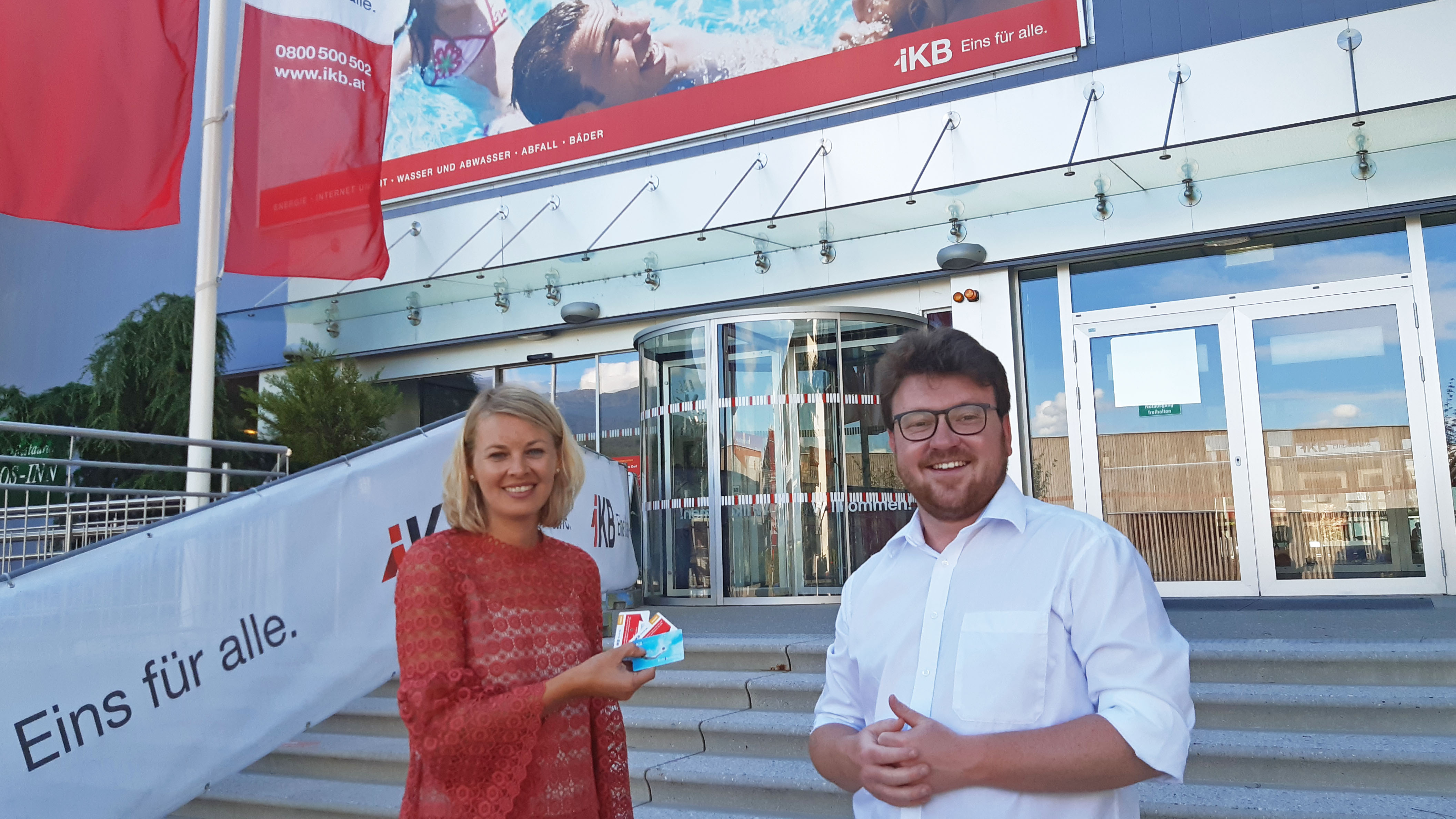 Stadträtin Elisabeth Mayr und Antragsteller Gemeinderat Benjamin Plach freuen sich, dass Kinder künftig von den Sozialtickets profitieren.