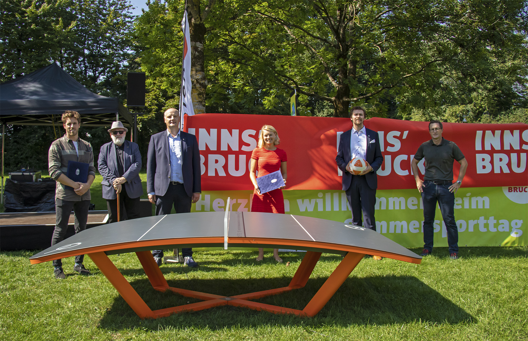Feierliche Übergabe der Teqball-Tische am Innsbrucker Baggersee: Stefan Köhle (Leitung Verwaltung USI), Honorarkonsul Christian J. Winder, Generalkonsul József Beke, Stadträtin Elisabeth Mayr, Gergely Murányi (Internationaler Teqball Verband), Thomas Klingler (Amtsvorstand Grünanlagen, v. l.).