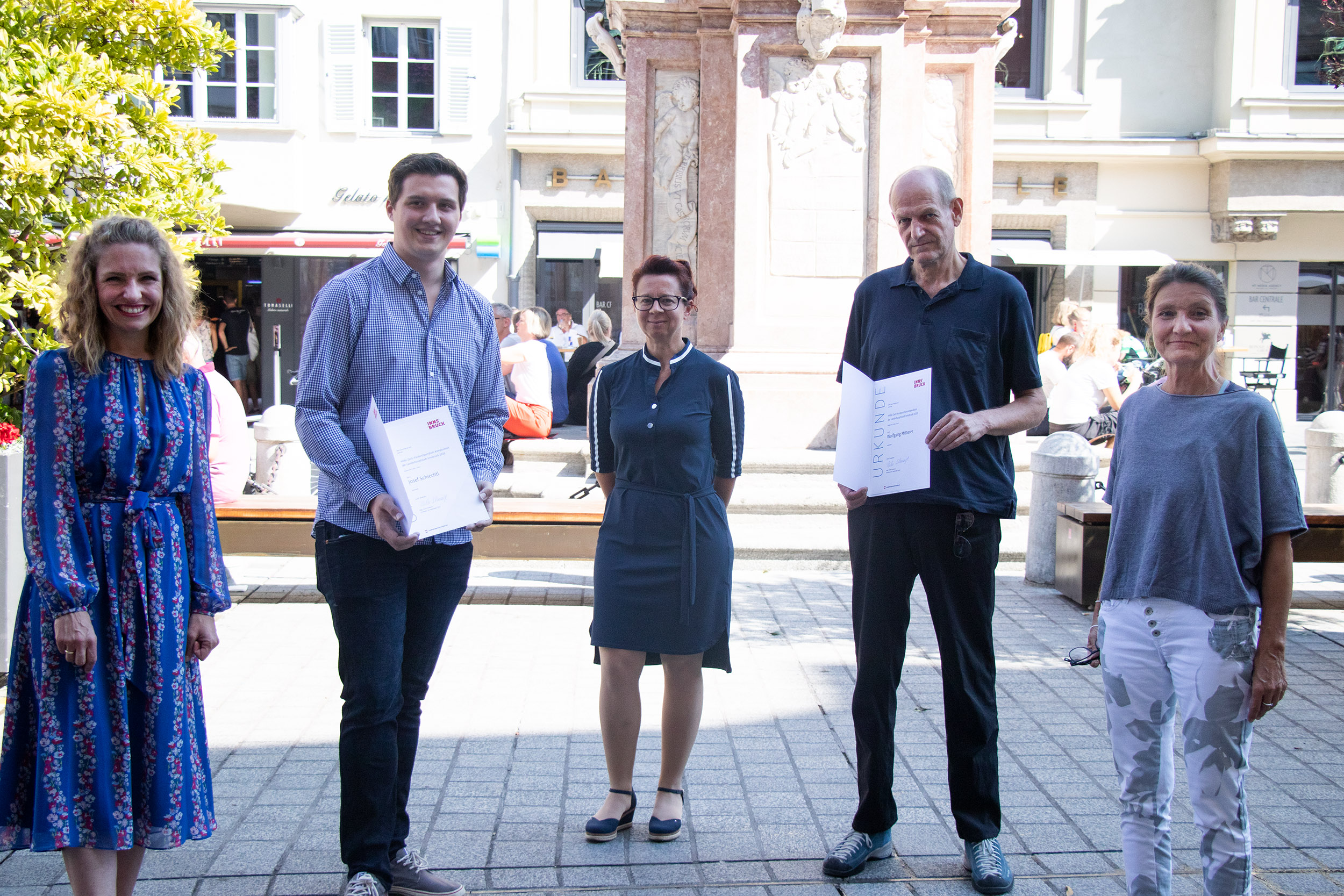 Kulturamtsleiterin Isabelle Brandauer, Josef Schiechtl, Kulturamts-Mitarbeiterin Martina Niedrist, Wolfgang Mitterer und Vizebürgermeisterin Uschi Schwarzl bei der Übergabe der Hilde-Zach-Stipendien