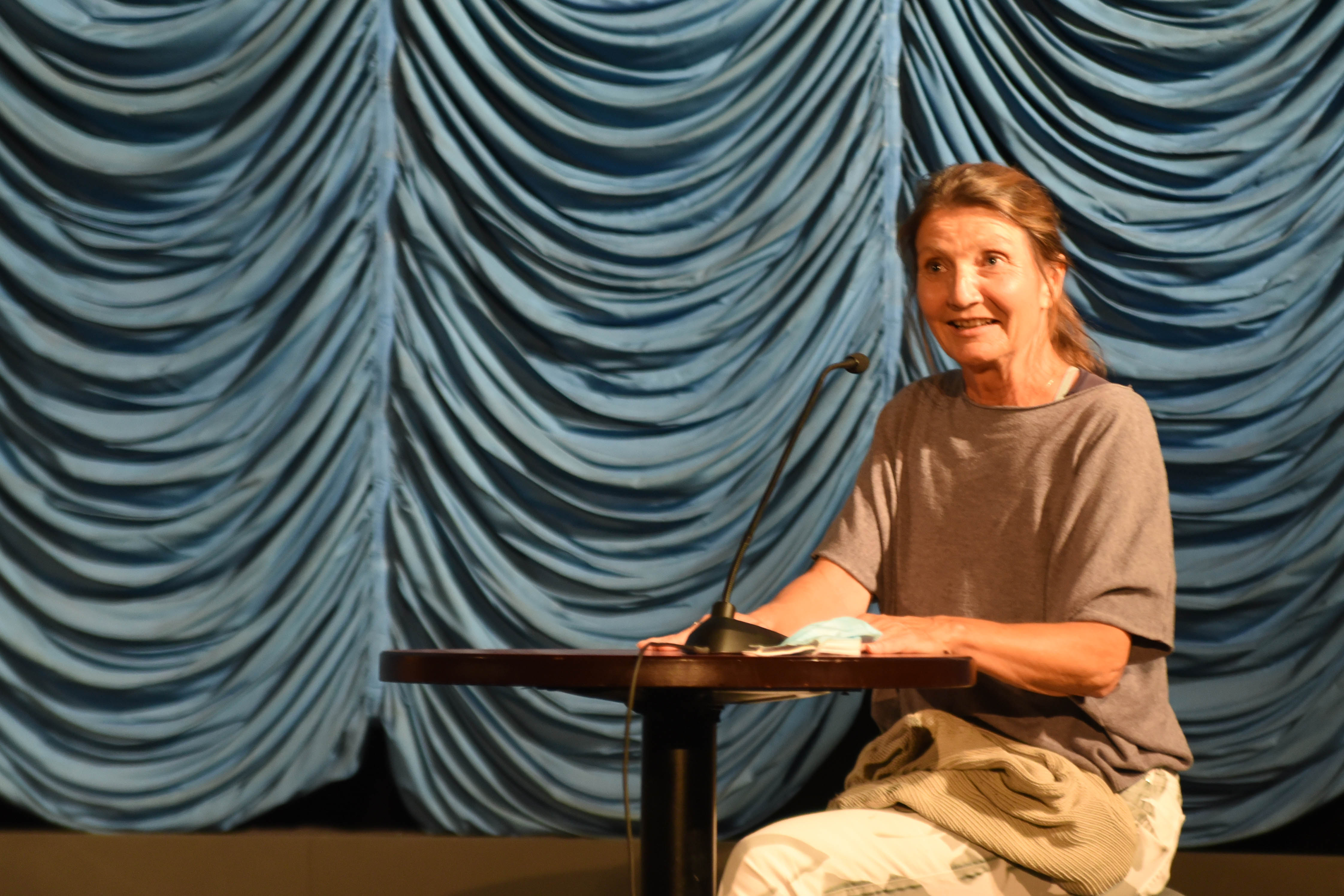 Bereits viel zum Nachdenken gab es bei der ersten Veranstaltung der Europäischen Mobilitätswoche 2020 im Leo-Kino in Innsbruck. Mit dem Dokumentarfilm „The Human Scale“ von Andreas Dalsgaard über die Arbeit des dänischen Architekten Jan Gehl bringen die OrganisatorInnen rund um das offene Kollektiv „Zukunftsschmiede“ die Problematik von moderner Stadt- und Verkehrsplanung schon vom Start weg auf den Punkt: Urbane Architektur muss wieder den Menschen als Maßstab nutzen, Augenhöhe statt Vogelperspektive, begehbare Städte statt für das Auto gebaute Mega-Cities. Das ist Gehls Ansatz, ein Anliegen, das auch Bürgermeister Georg Willi in seinen Begrüßungsworten vollinhaltlich unterstützte. Im Anschluss an die Doku nutzten die BesucherInnen die Möglichkeit sich mit Vizebürgermeisterin und Verkehrsstadträtin Mag.a Uschi Schwarzl zu Mobilitätsfragen vor Ort auszutauschen.