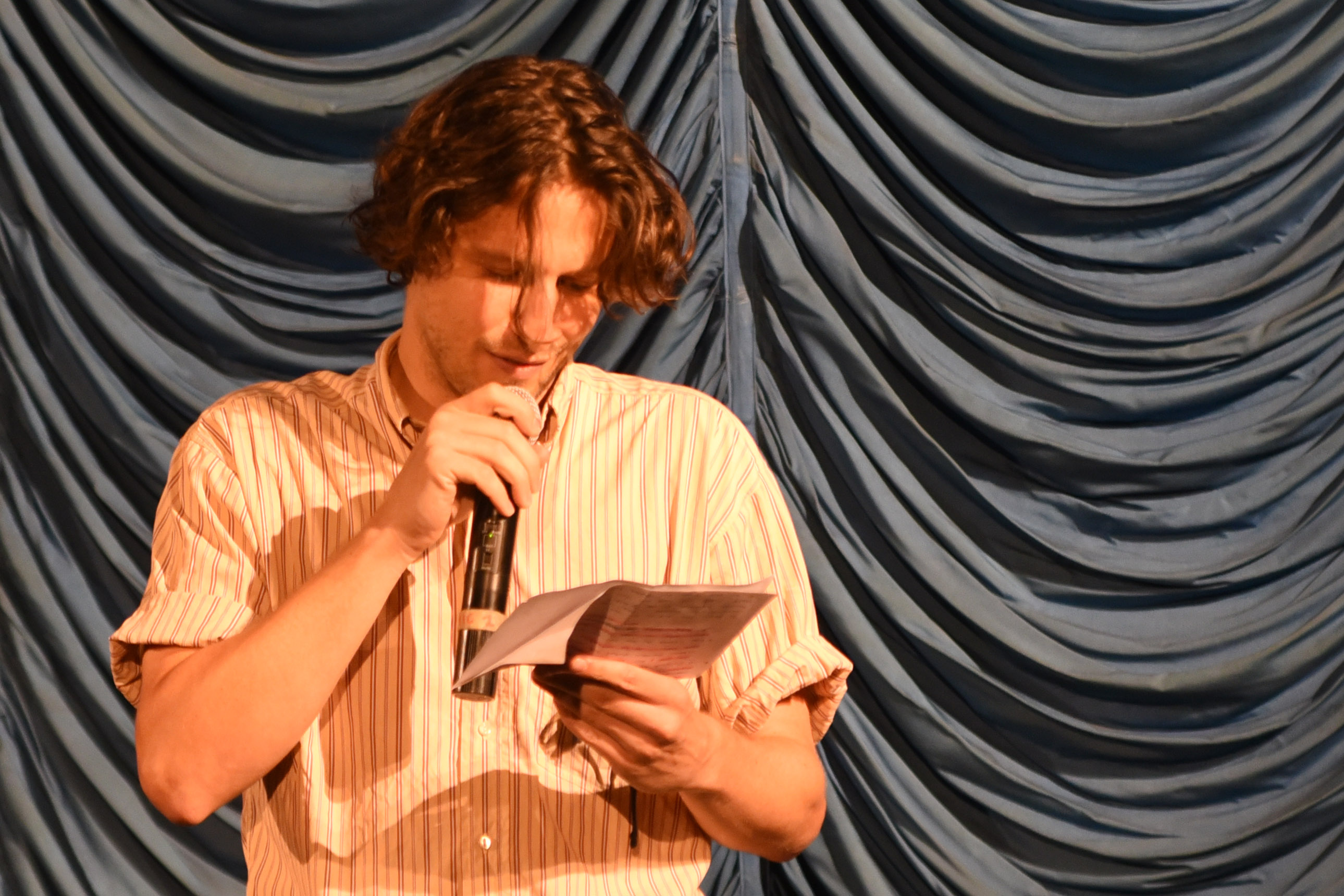 Bereits viel zum Nachdenken gab es bei der ersten Veranstaltung der Europäischen Mobilitätswoche 2020 im Leo-Kino in Innsbruck. Mit dem Dokumentarfilm „The Human Scale“ von Andreas Dalsgaard über die Arbeit des dänischen Architekten Jan Gehl bringen die OrganisatorInnen rund um das offene Kollektiv „Zukunftsschmiede“ die Problematik von moderner Stadt- und Verkehrsplanung schon vom Start weg auf den Punkt: Urbane Architektur muss wieder den Menschen als Maßstab nutzen, Augenhöhe statt Vogelperspektive, begehbare Städte statt für das Auto gebaute Mega-Cities. Das ist Gehls Ansatz, ein Anliegen, das auch Bürgermeister Georg Willi in seinen Begrüßungsworten vollinhaltlich unterstützte. Im Anschluss an die Doku nutzten die BesucherInnen die Möglichkeit sich mit Vizebürgermeisterin und Verkehrsstadträtin Mag.a Uschi Schwarzl zu Mobilitätsfragen vor Ort auszutauschen.