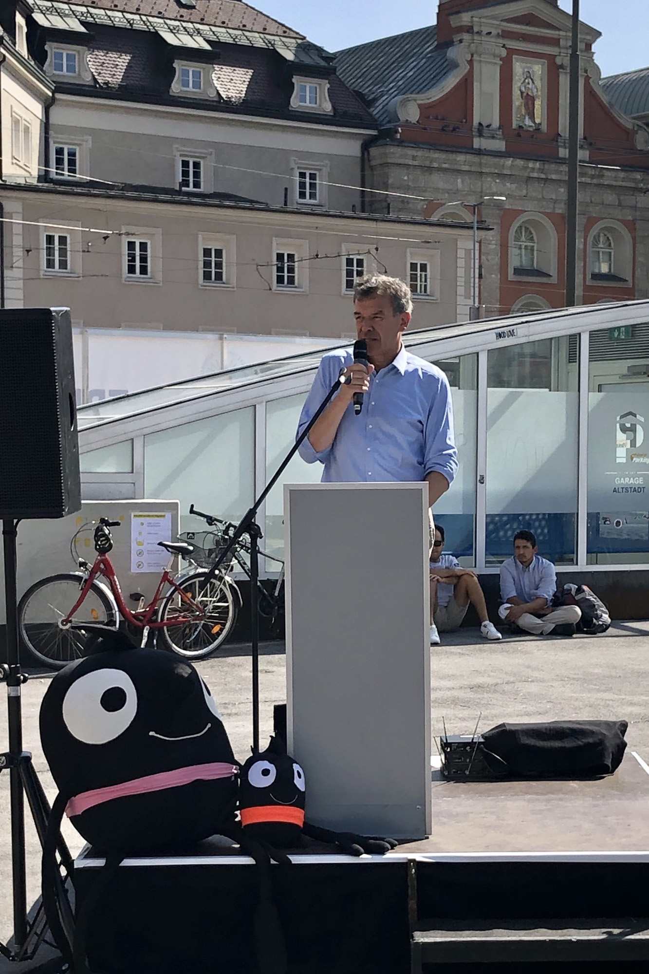 Gemeinsam radeln, miteinander nachhaltige Verkehrslösungen diskutieren – dazu bot die Sternradfahrt aus den Umlandgemeinden von Innsbruck nach Innsbruck am 19. September 2020 eine hervorragende Gelegenheit. Gut gelaunt am Marktplatz angekommen, sah sich Bürgermeister Georg Willi dann auch noch den Vorschlag von Künstler Jakob Winkler „Ein Plan für Innsbruck“ ganz genau an. Dieser künstlerische Diskussionsbeitrag war offensichtlich nicht nur für die Stadt, sondern auch für das Land von besonderem Interesse.