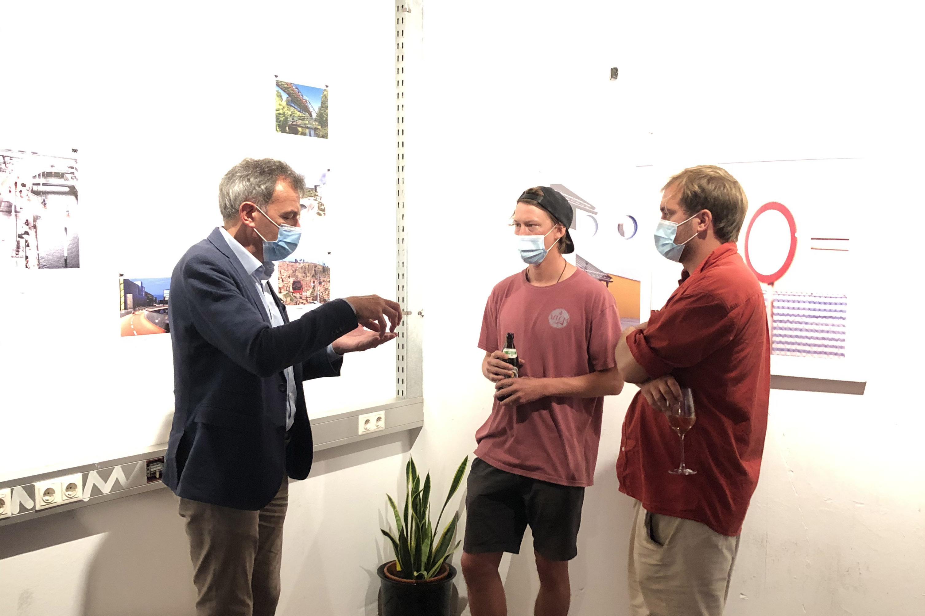 Bürgermeister Georg Willi ließ es sich nicht nehmen persönlich bei der Eröffnung der Ausstellung im Stöcklgebäude, Maria-Theresien-Straße Ecke Salurner Straße vorbeizukommen. Vom 17. bis 21. September fanden dort Ausstellungen und Workshops unter dem mehrdeutigen Titel „Rast.Städte Stöckl“ zu Mobilität in Innsbruck statt. Das Kollektiv Zukunftsschmiede lud dabei nicht nur dazu ein, einen Blick in die Zukunft zu wagen, sondern begab sich auch auf eine Zeitreise in die Vergangenheit.