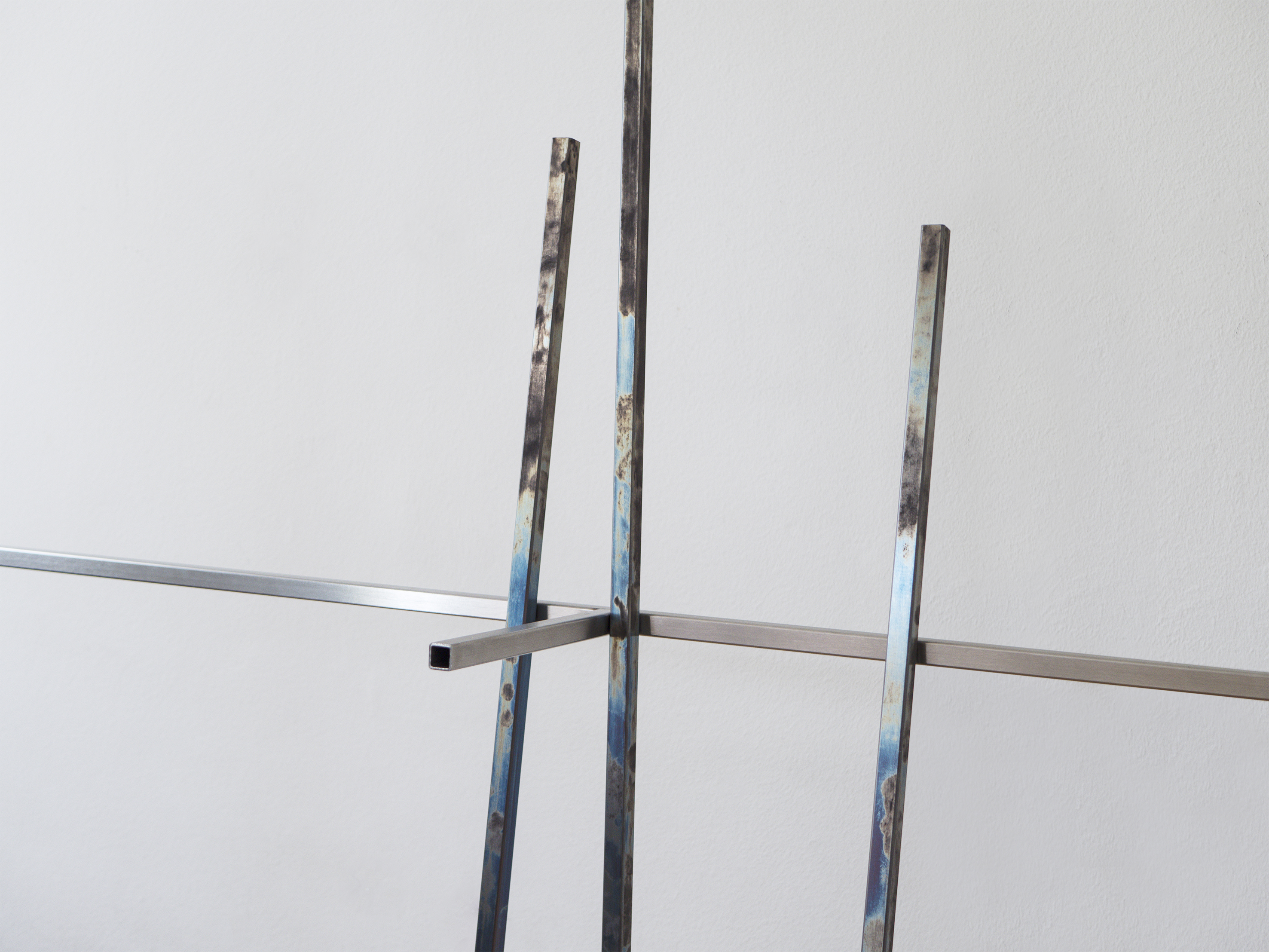 In der Ausstellung "Here and Elsewhere" in der Galerie Plattform 6020 von 1. bis 31. Oktober zu sehen: „1817“ (2019, Edelstahl, 250 x 116,5 x 51,5 cm) von Clemens Sellaoui.