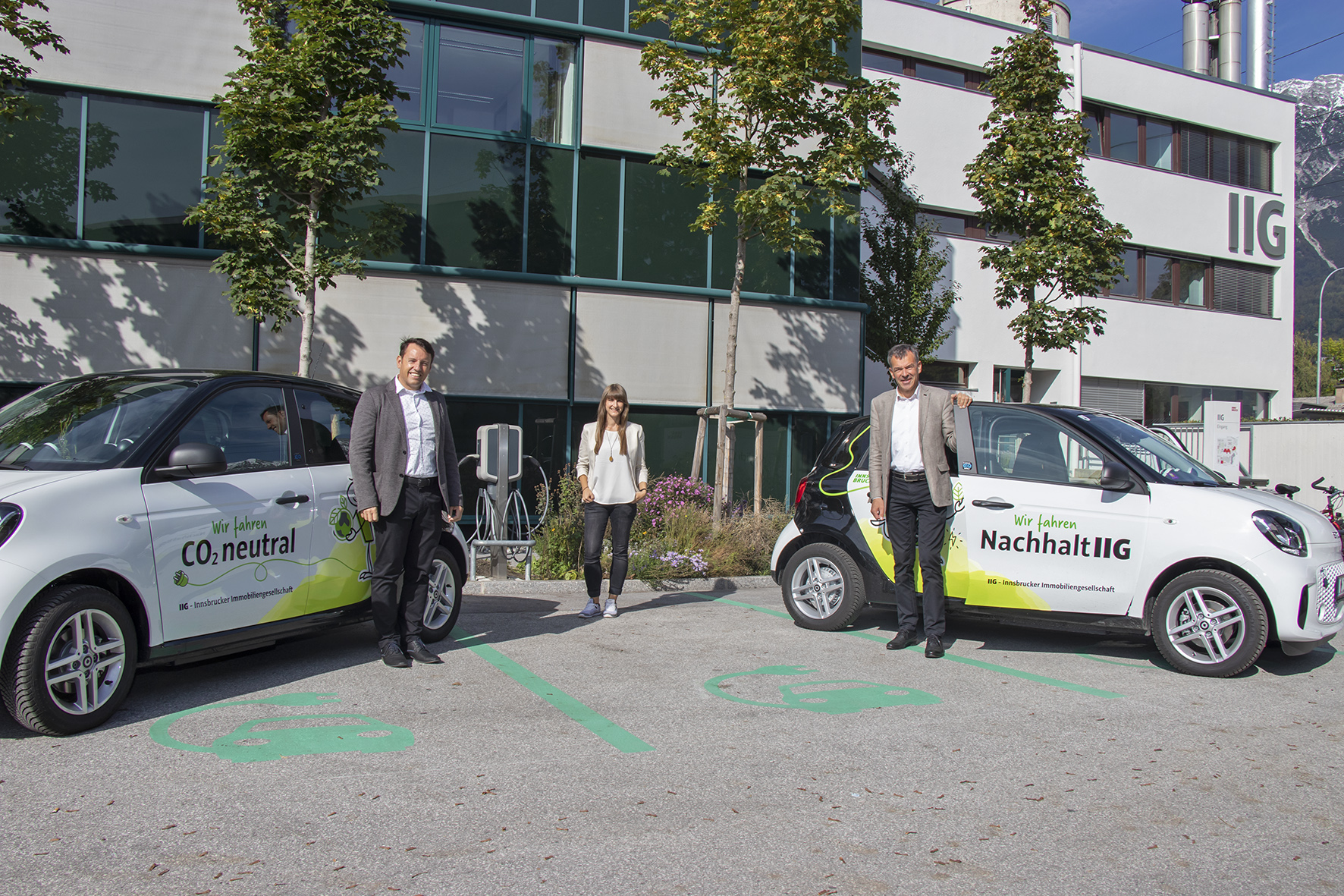 Bürgermeister Georg Willi (r.), IIG-Geschäftsführer Franz Danler und IIG-Nachhaltigkeitsbeauftragte Leandra Jänicke sind von den neuen “Smart EQ forfour” sichtlich begeistert.