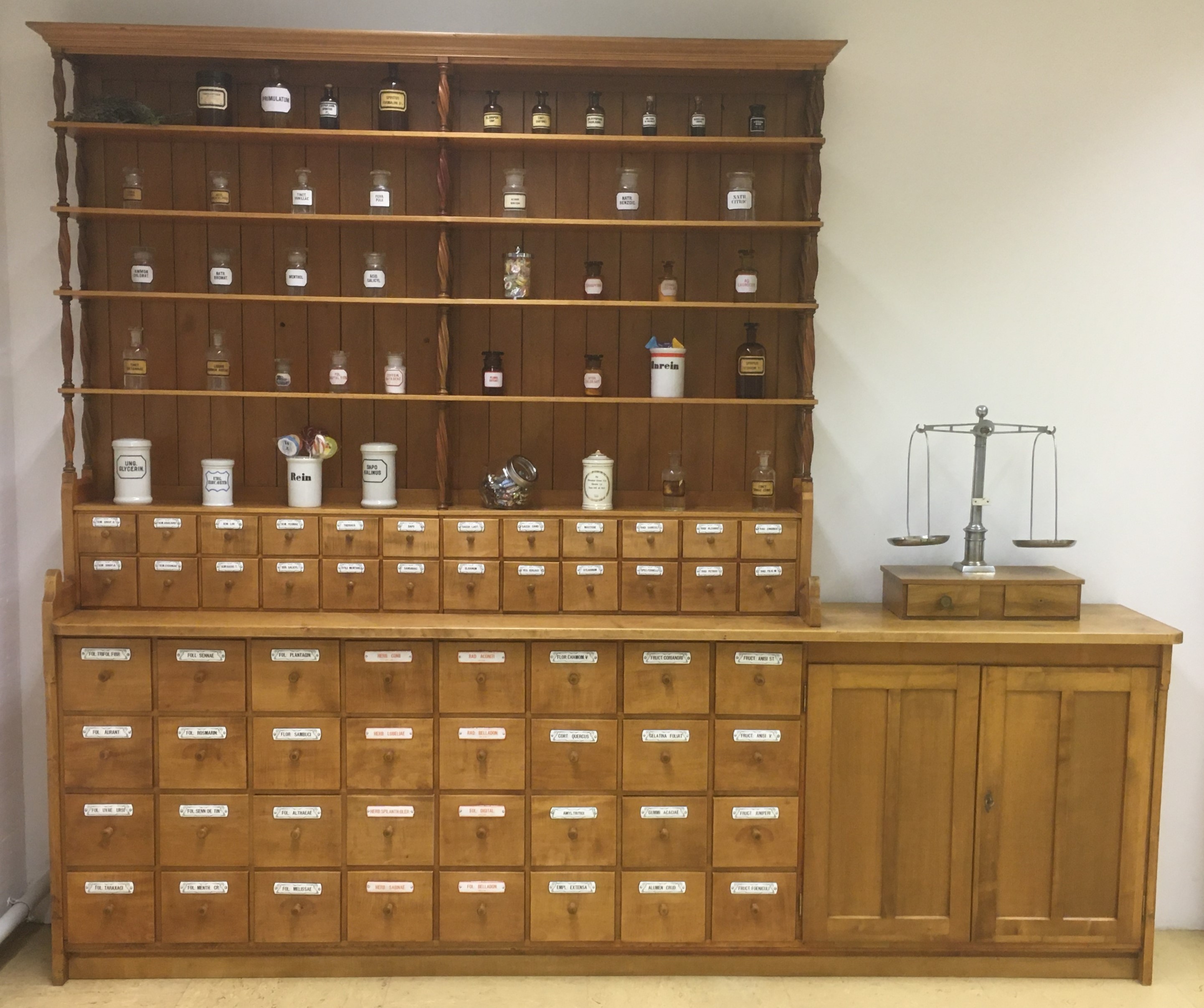 Das Mobiliar der Malfatti-Apotheke im Depot II des Freundeskreis Pesthaus.