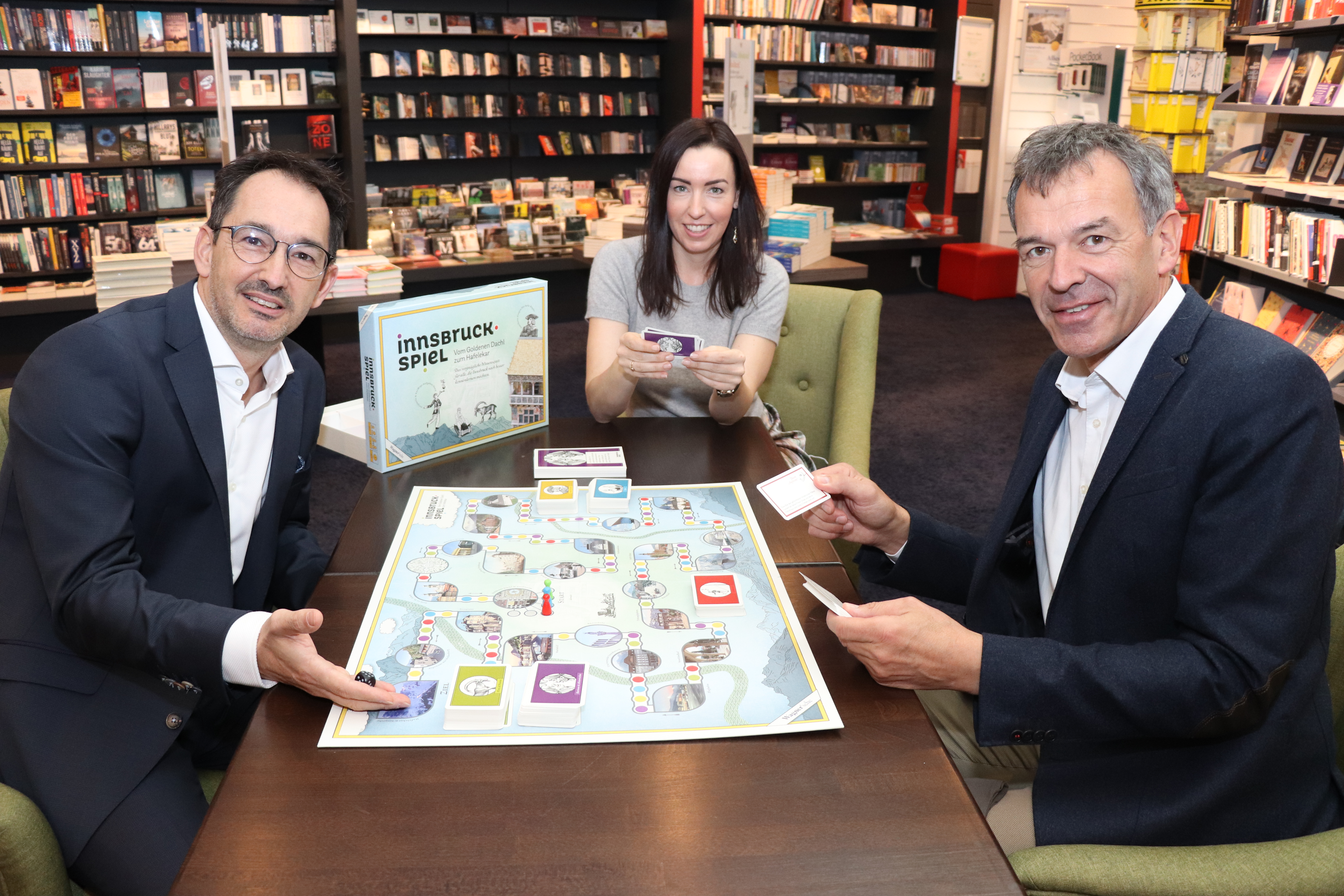Ein neues Innsbruck-Spiel des Wagner'schen Verlags sorgt für Spaß und Unterhaltung: bei dem Brettspiel für bis zu sechs Mitspielende gilt es, knifflige Fragen aus und über die Landeshauptstadt zu beantworten. Eine erlesene Runde von Innsbruck-KennerInnen hat dafür hunderte Fragen zusammengestellt. Bürgermeister Georg Willi hat es sich nicht nehmen lassen, das Spiel mit Geschäftsführer Markus Renk und Gerlinde Tamerl von der Wagner’schen Buchhandlung auszuprobieren. Sein Fazit: „Das sollte sich niemand, der Innsbruck mag, entgehen lassen.“