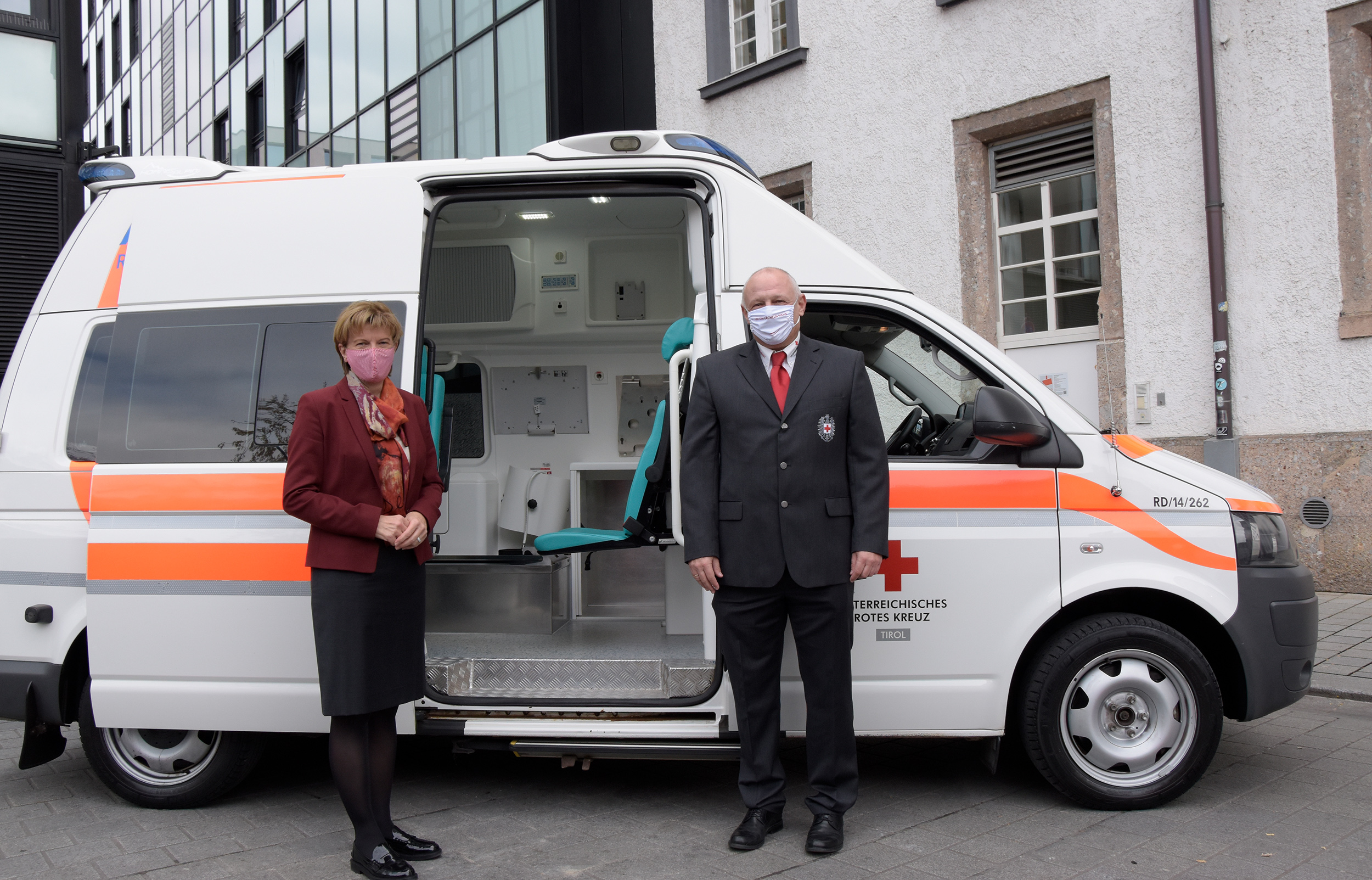 RK-Geschäftsführer Wilfried Unterlechner (Gemeinnützige Rettungsdienst GmbH) übergab das von der Stadt angekaufte Fahrzeug an Stadträtin Christine Oppitz-Plörer.