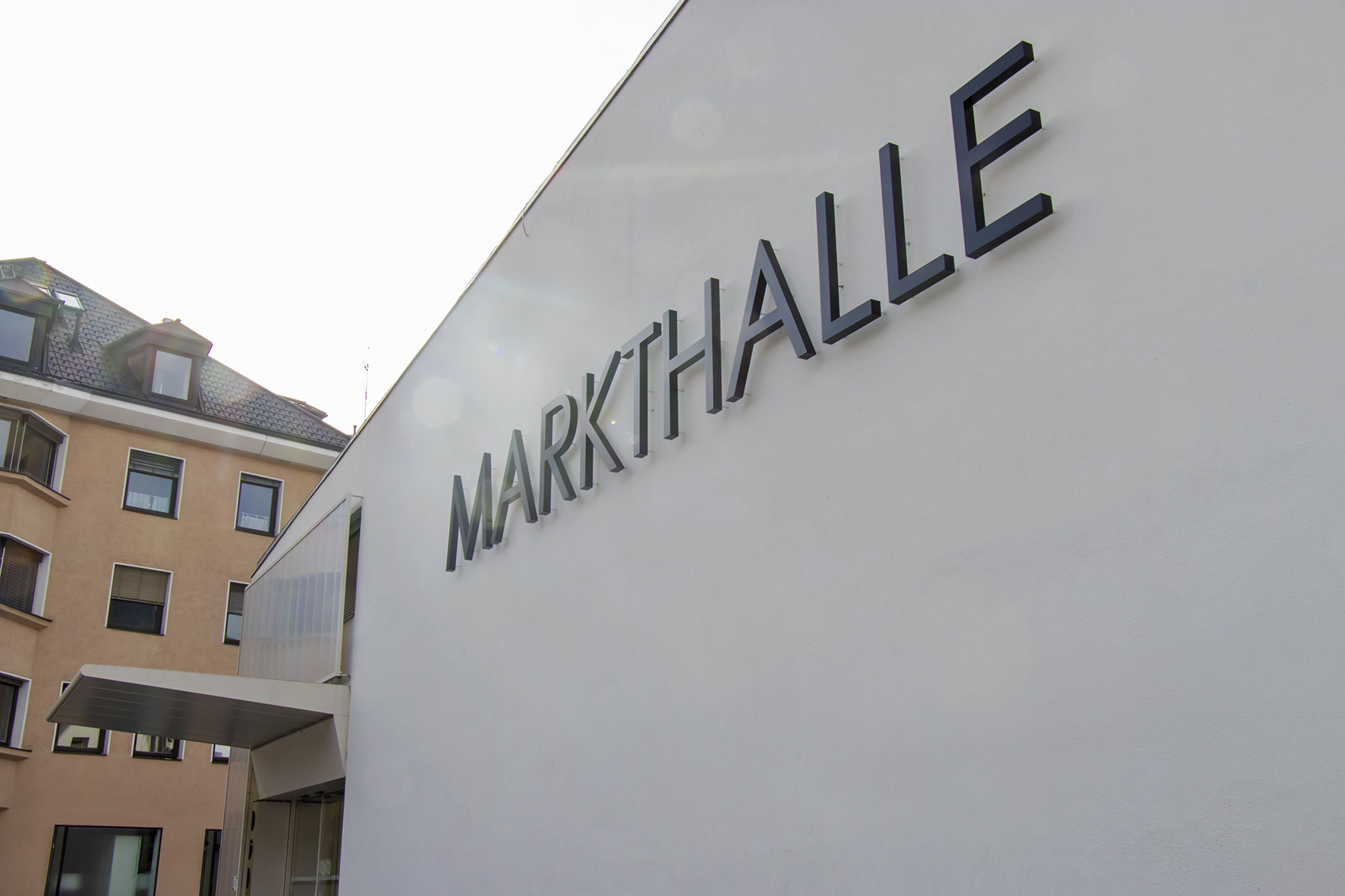 Die Markthalle als zentrale Lebensmittelnahversorgerin der Stadt hat sich für Einheimische wie Gäste zu einem wichtigen Ort der Begegnung und des Genusses etabliert.