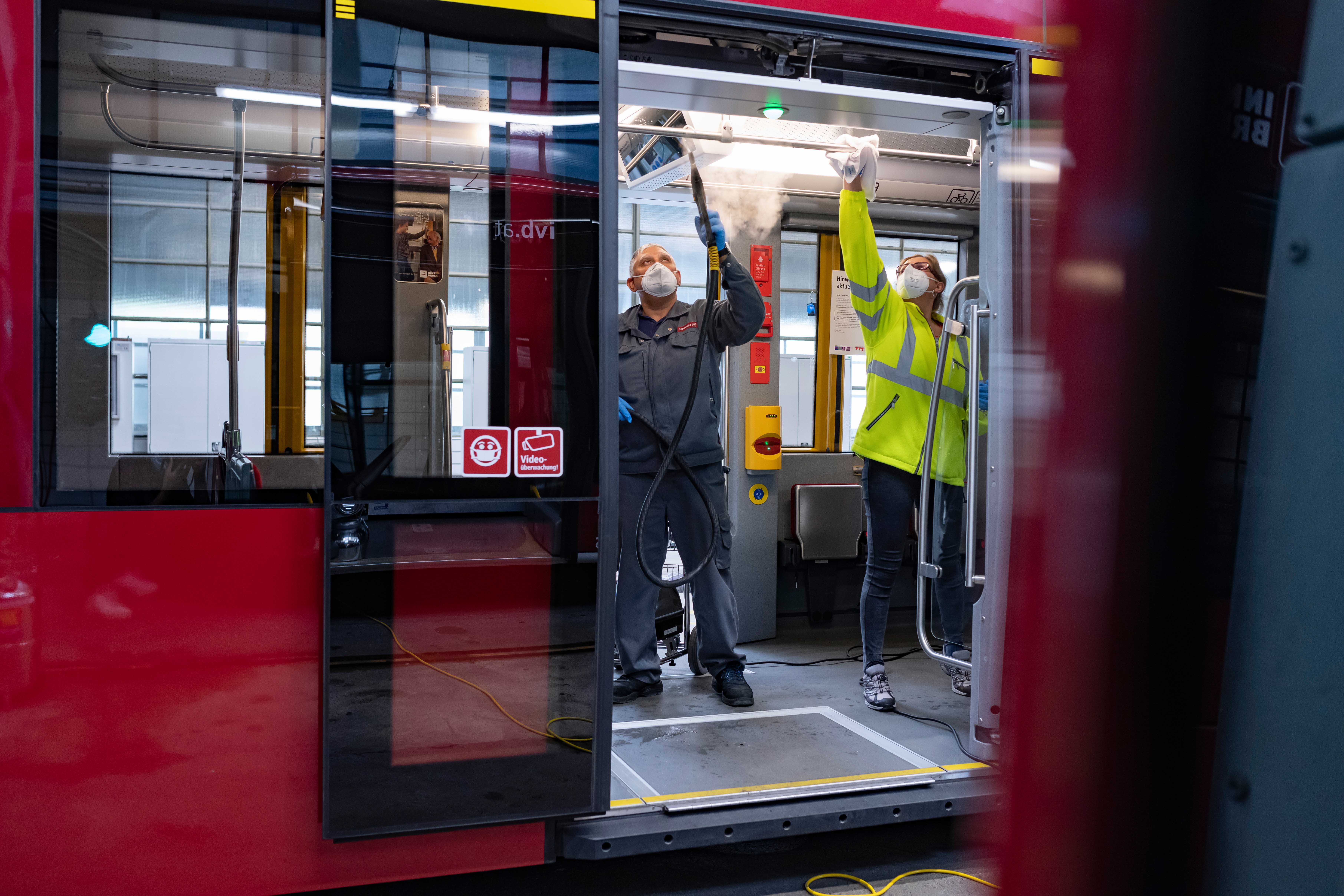 Um- und aufgerüstet: Eigene MitarbeiterInnen sorgen in der aktuellen Covid-19-Situation verstärkt für saubere Verkehrsmittel.