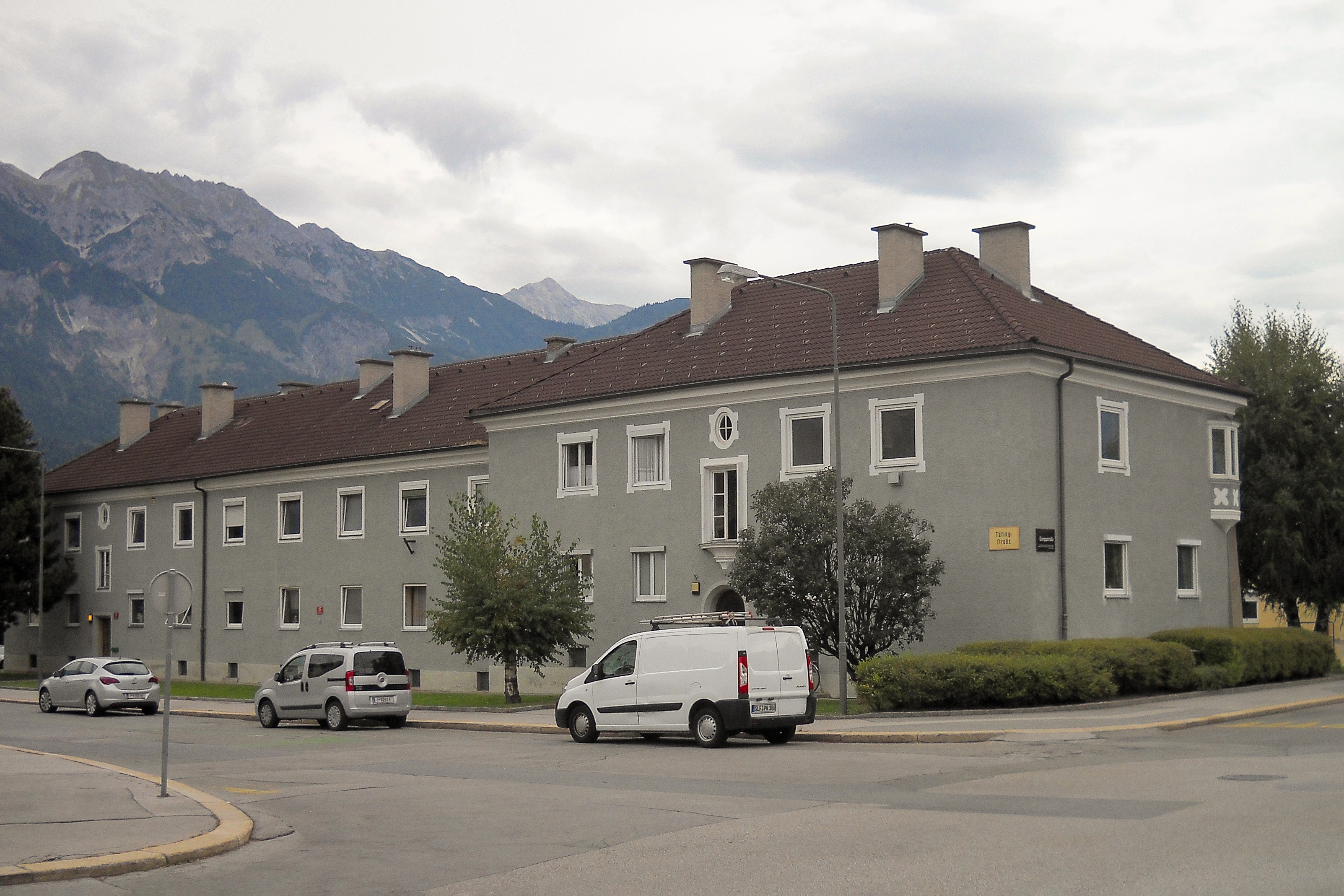 Wohnraumverdichtung am Beispiel der Kreuzung Türingstraße/Gumppstraße (2015/2020).