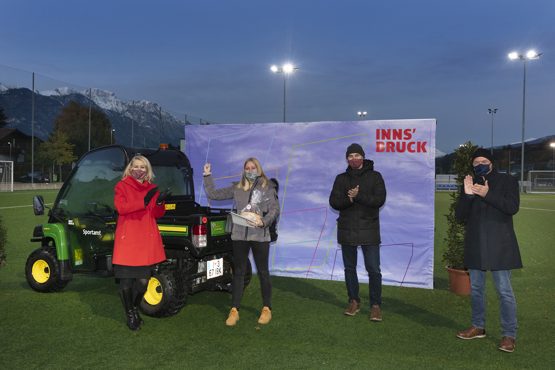 Stadträtin Elisabeth Mayr, Schwimmerin Adriana Duller (Österreichische Staatsmeisterin in der Disziplin 4 x 200 Freistil Damen, Verein SC IKB Innsbruck), Amtsvorstand Romuald Niescher und Sportausschuss-Vorsitzender, Gemeinderat Kurt Wallasch (v. l.) bei der diesjährigen SportlerInnen-Ehrung in der Wiesengasse.