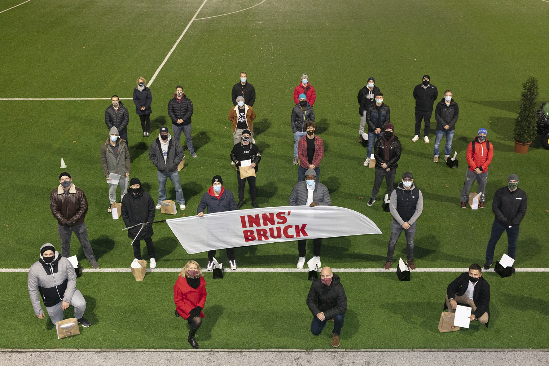 Das Team der Swarco Raiders Tirol wurde von Stadträtin Elisabeth Mayr und Amtsvorstand Romuald Niescher (1. Reihe, Mitte) für ihre Erfolge geehrt: Österreichische Meister und Europacup Gesamtsieger – 1. Platz (CEFL Bowl Champion und IFAF ECTC Champion).