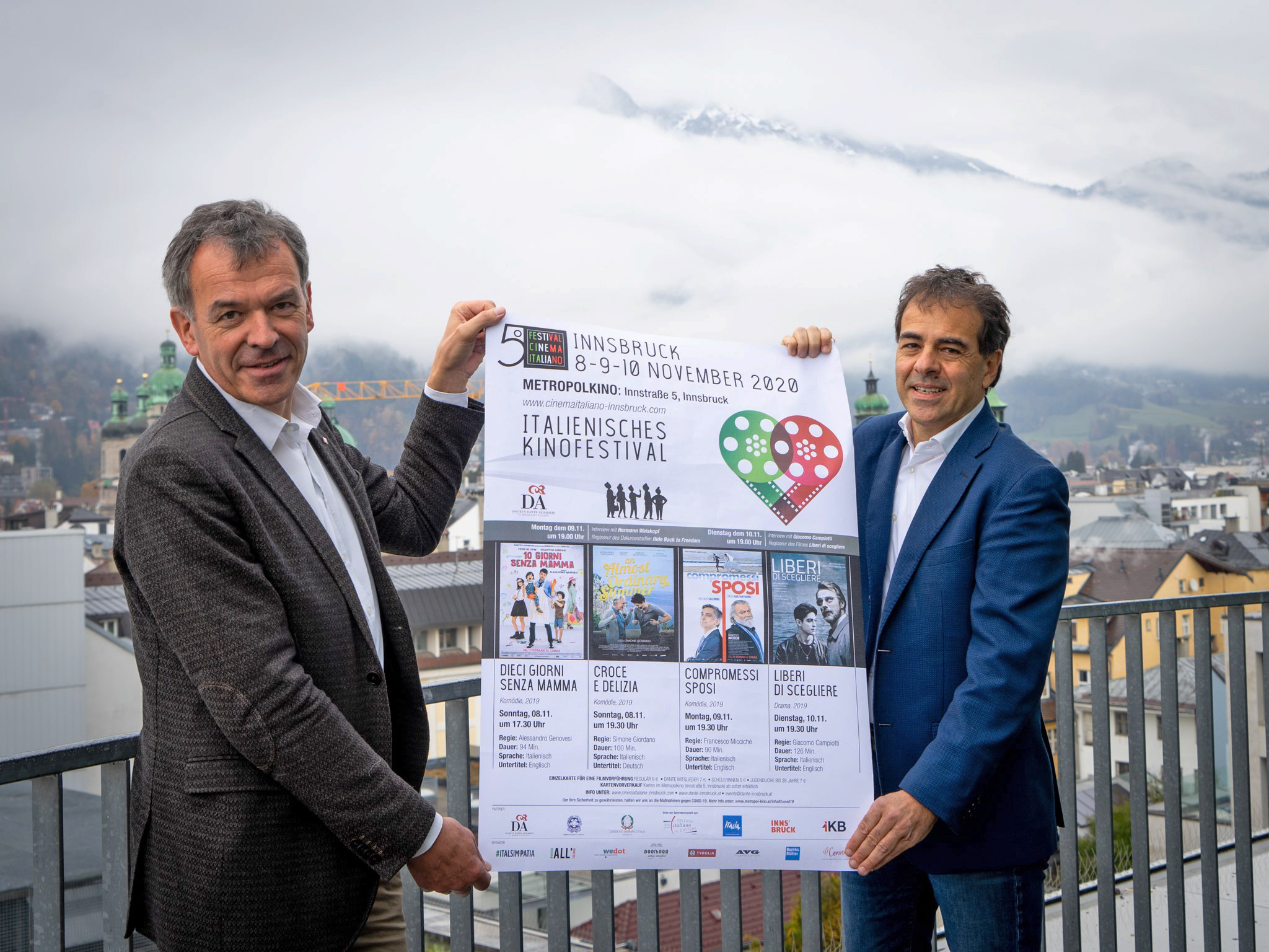 Beim fünften Italienischen Kinofestival, das von 8. bis 10. November im Innsbrucker Metropolkino stattfindet, haben alle LiebhaberInnen italienischer Filme die Möglichkeit, vier neu erschienene Filme in Originalsprache mit Untertitel zu sehen. Das Festival wird vom Dante-Alighieri-Institut aus Innsbruck veranstaltet. Präsident des Sprach- und Kulturzentrums, Piero Salituri (r.), stattete Bürgermeister Georg Willi einen Besuch ab und lud das Stadtoberhaupt zum Festival ein. Als Ehrengäste werden unter anderem die Regisseure Hermann Weiskopf und Giacomo Campiotti erwartet. Die "Società Dante Alighieri" ist eine weltweite Organisation, die Sprach- und Kulturkurse anbietet. In Innsbruck gibt es die Non-Profit-Organisation seit 2011. Alle Infos zum Festival und zum Programm finden sich online unter de.cinemaitaliano-innsbruck.com.