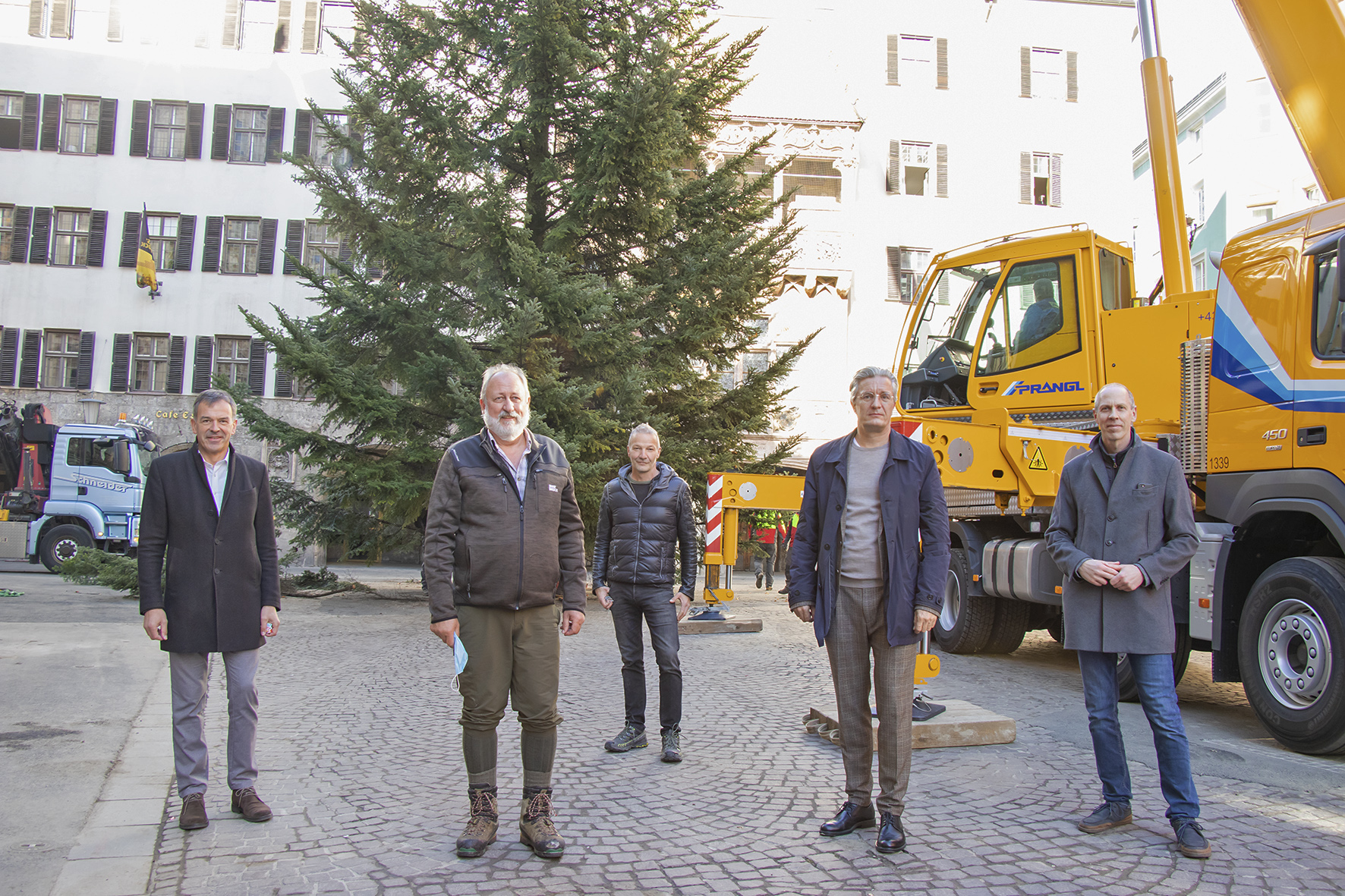 Bürgermeister Georg Willi, Kurt Pröller (Amt für Wald und Natur), Robert Neuner (Geschäftsführer IAI Veranstaltungs GmbH), Michael Perger (Obmann Interessengemeinschaft Altstadt Innsbruck) sowie Bernhard Vettorazzi (Geschäftsführer Innsbruck Marketing, v. l.) freuen sich über die erfolgreiche Aufstellung des rund drei Tonnen schweren Christbaums vor dem Goldenen Dachl.