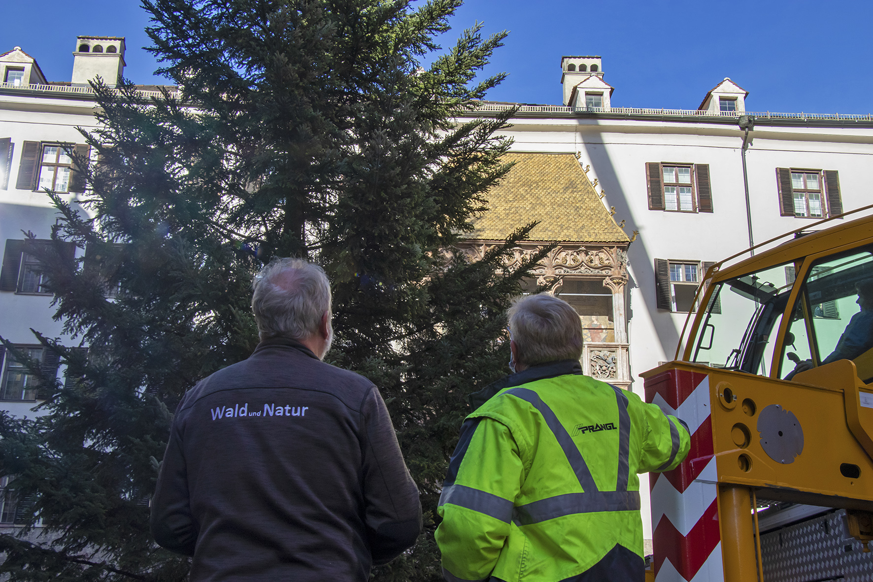 Der traditionelle Weihnachtsbote steht. Nach getaner Arbeit sind die verantwortlichen Kurt Pröller (Amt Wald und Natur) und Oliver Thum (Fa. Prangl) sehr zufrieden.