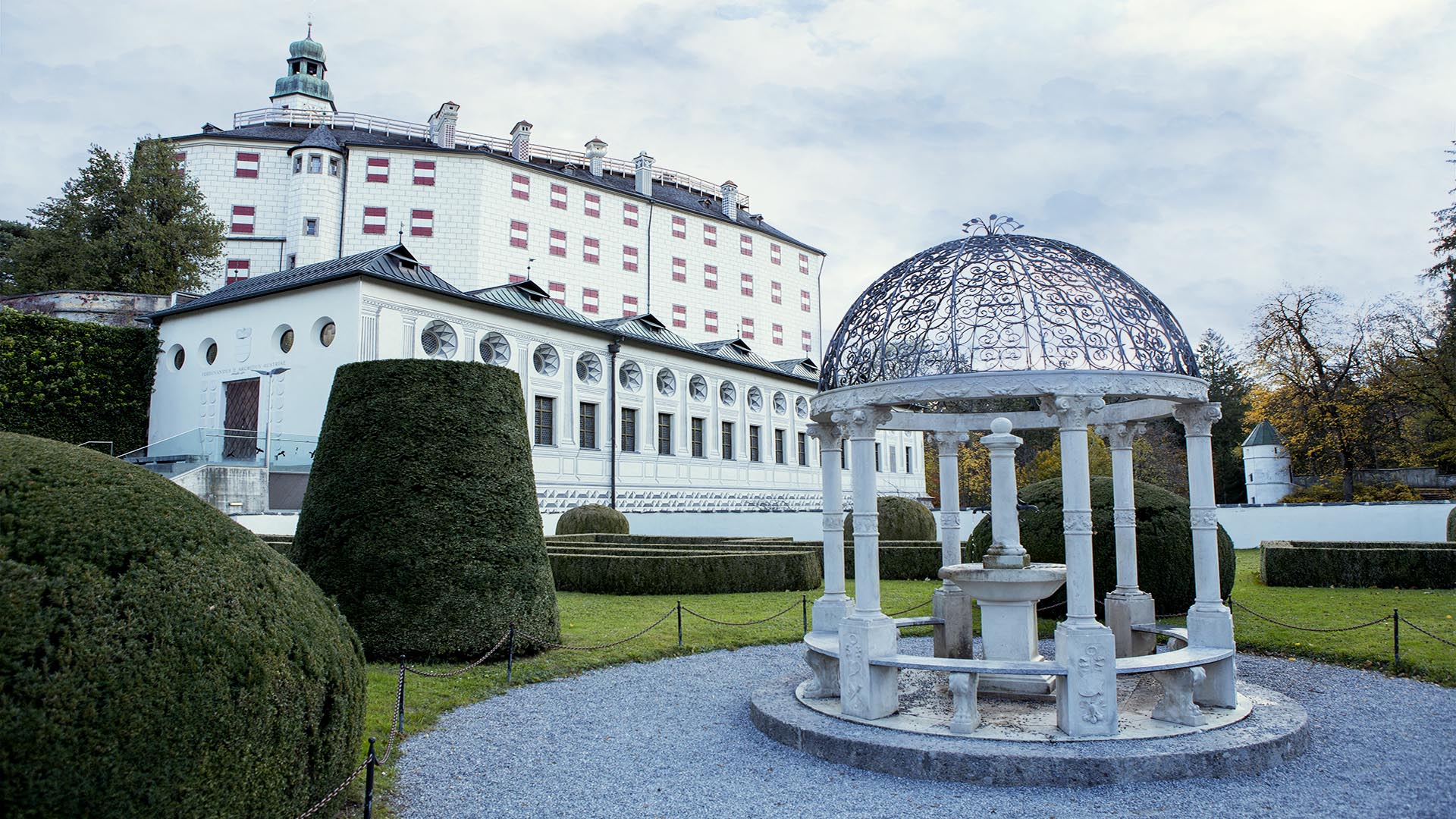 Ein Museumsbesuch und die Wunderkammer sind Highlights im Schloss Ambras.