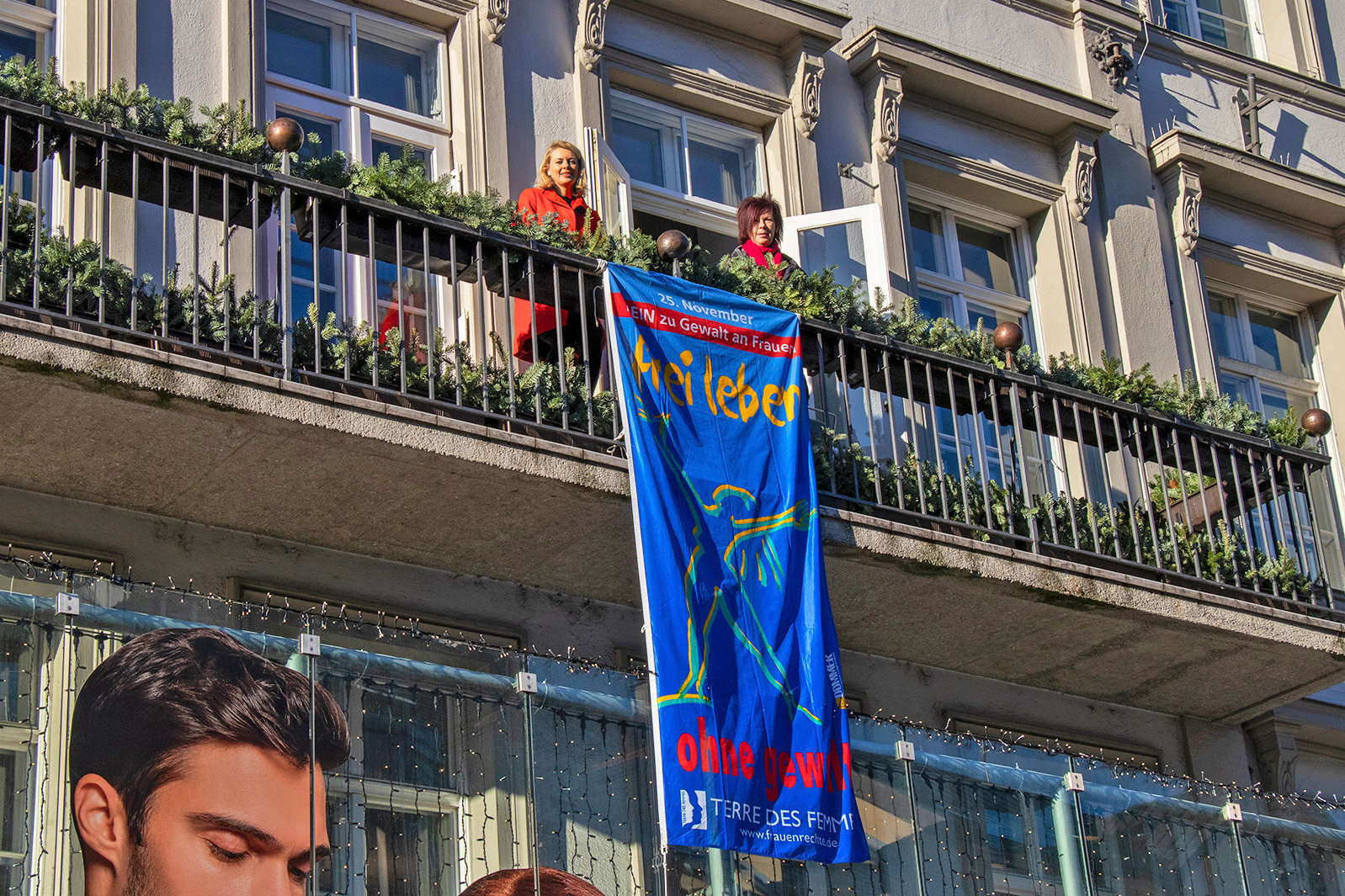 Als sichtbares Zeichen hisste Stadträtin Elisabeth Mayr (l.) gemeinsam mit Referatsleiterin Uschi Klee (Frauen und Generation) die „Frei leben ohne Gewalt“-Fahne am Balkon des Innsbrucker Rathauses.