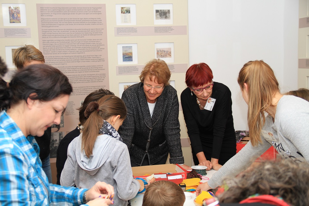 Am 10. Familientag konnten sich die Innsbrucker Stadtmuseen in ihren beiden Häusern über mehr als 2.500 große und kleine BesucherInnen freuen.