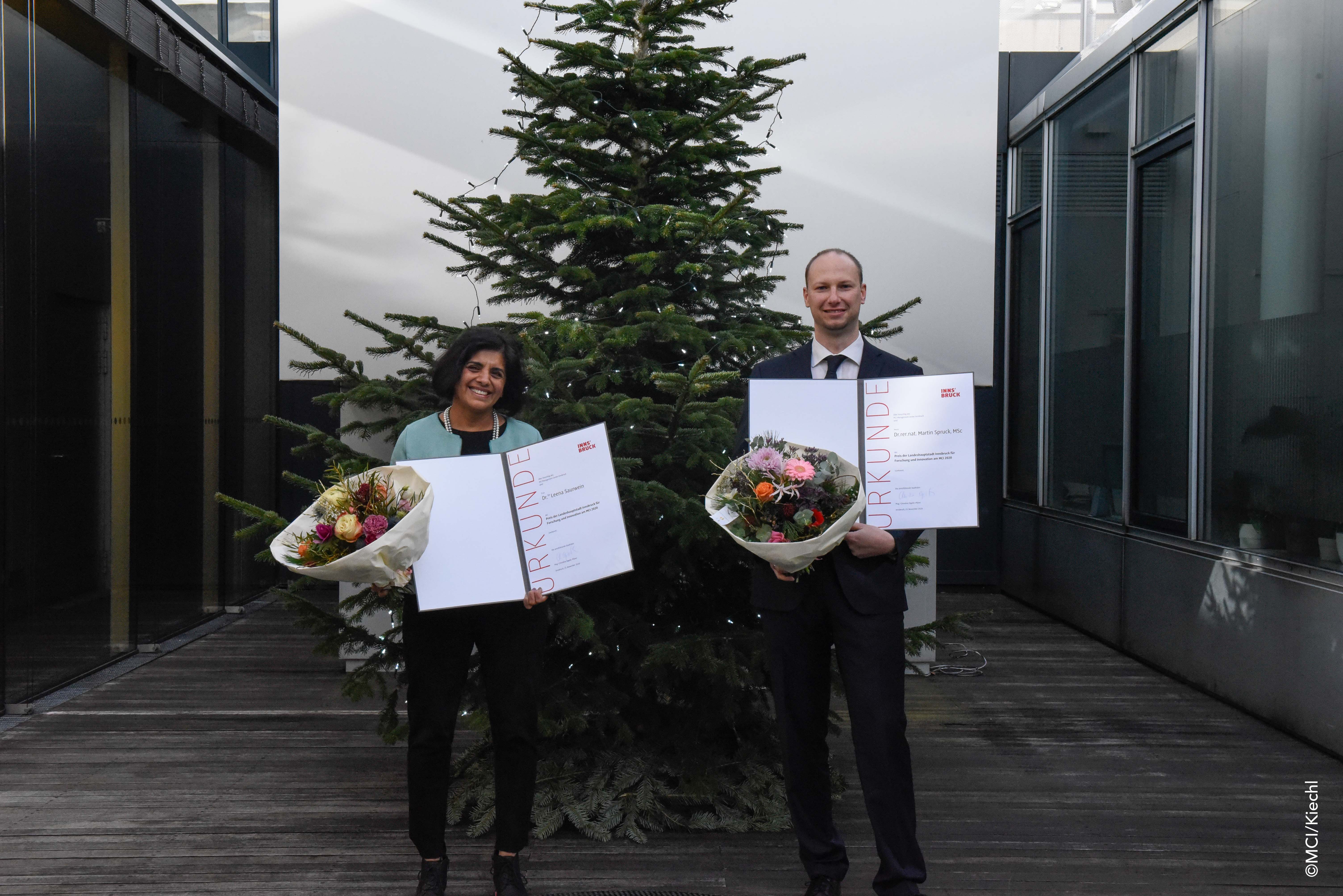 Gratulation zum „Preis der Landeshauptstadt Innsbruck für Forschung und Innovation am MCI 2020“: Leena Saurwein und Martin Spruck nahmen die Auszeichnung im Dezember im MCI entgegen.