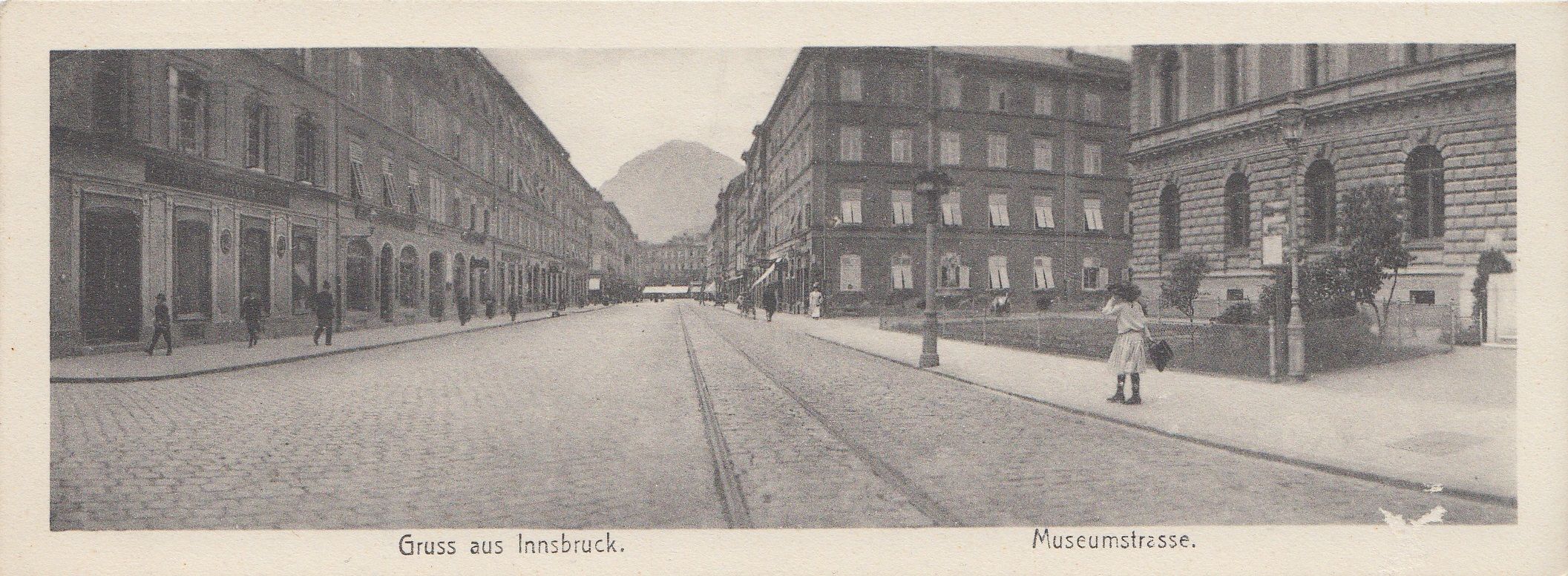 Auf dieser Postkarte sieht man die Museumstraße Richtung Altstadt. Gedruckt wurde sie wahrscheinlich zwischen 1910 und 1940. Ob hier der geheimnisvolle Mann aus dem Bericht seinen Unfall hatte?