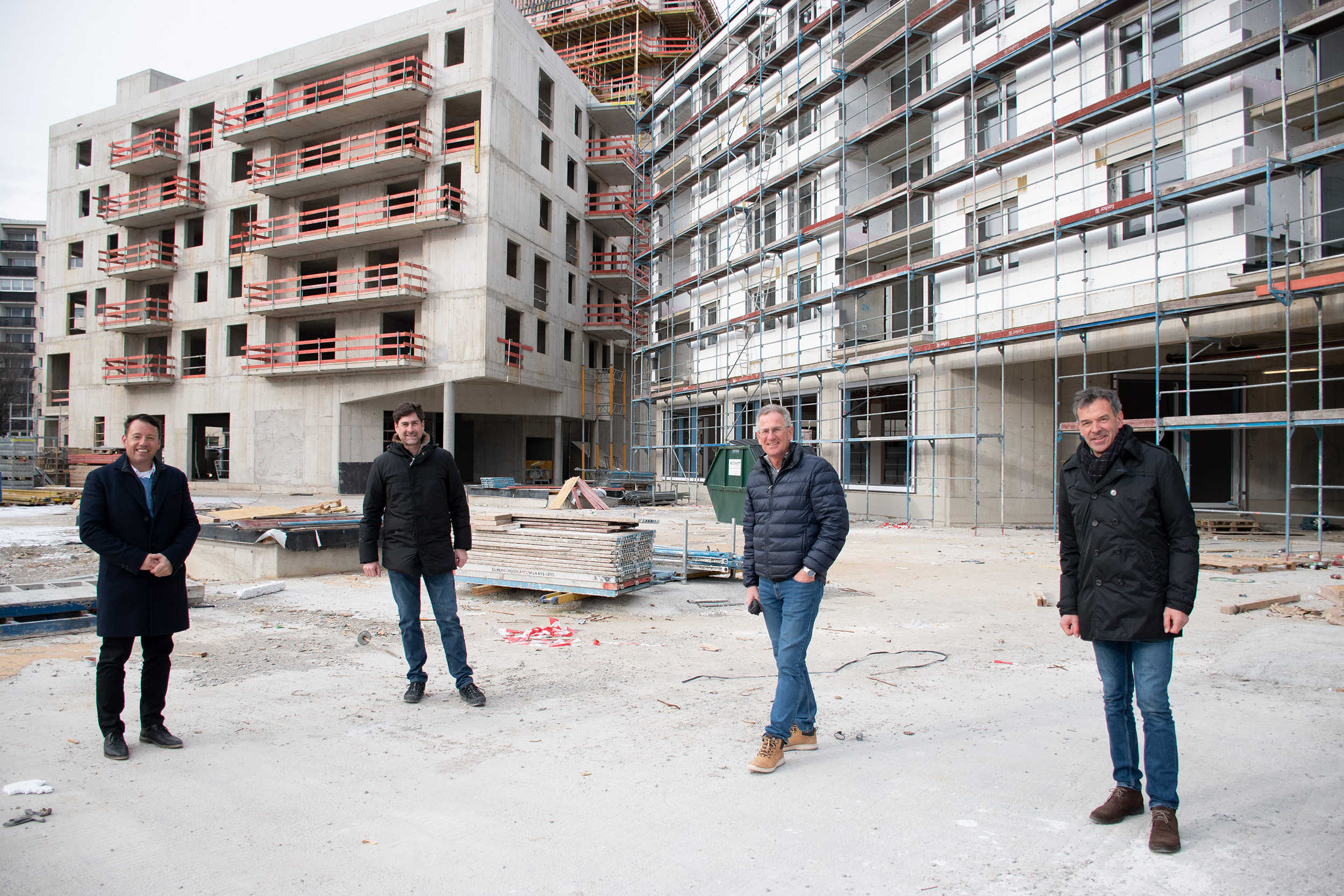 Bürgermeister Willi und IIG-Geschäftsführer Danler mit den beiden verantwortlichen Bauleitern der IIG, Stefan Pammer (links) und Klaus Reitmeir.