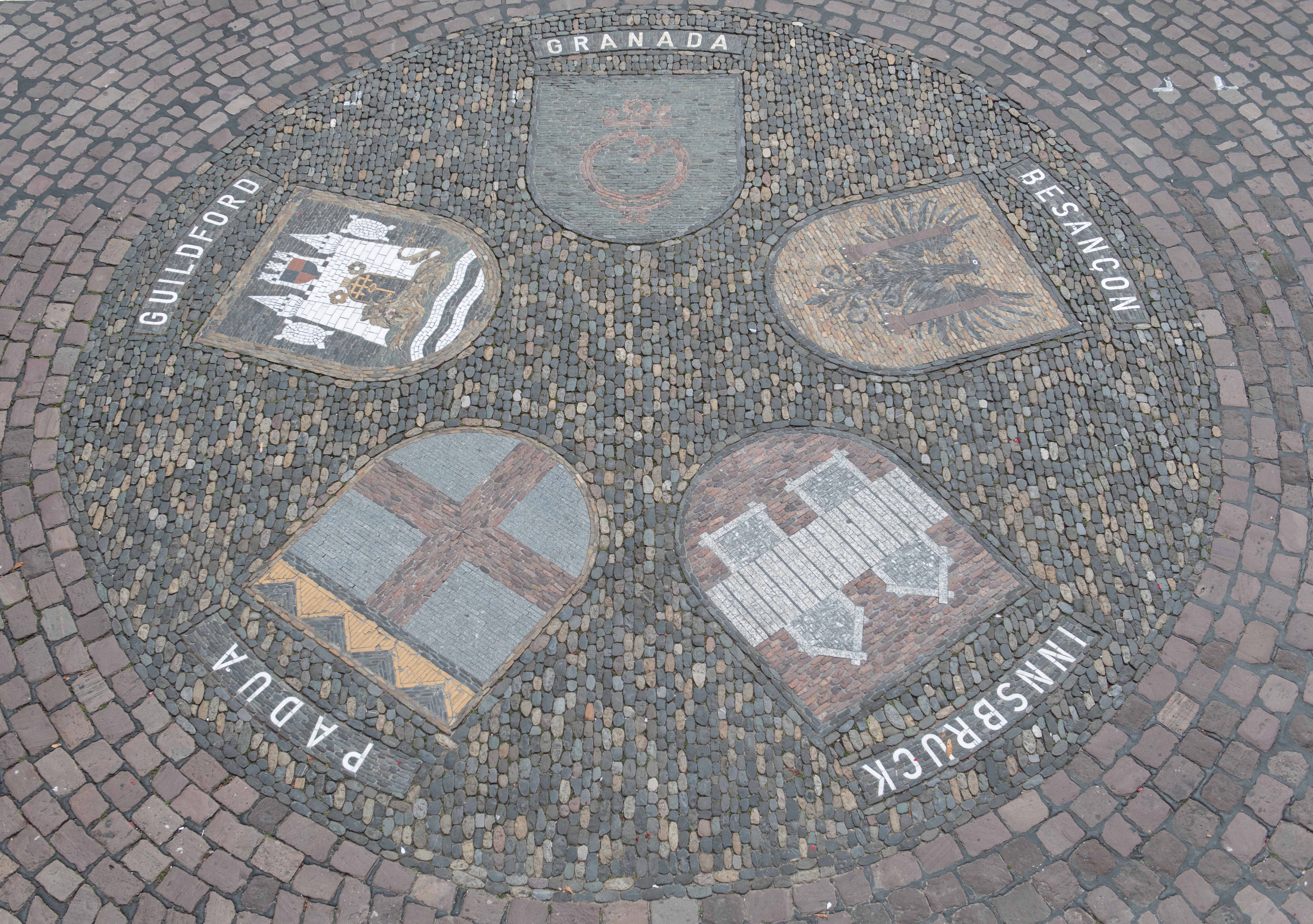 Ein Blick von außen nach innen: Freiburg im Breisgau wirft einen Blick auf die Partnerschaft mit Innsbruck, deren Wappen auch den Rathausplatz der Stadt in Baden-Württemberg ziert.