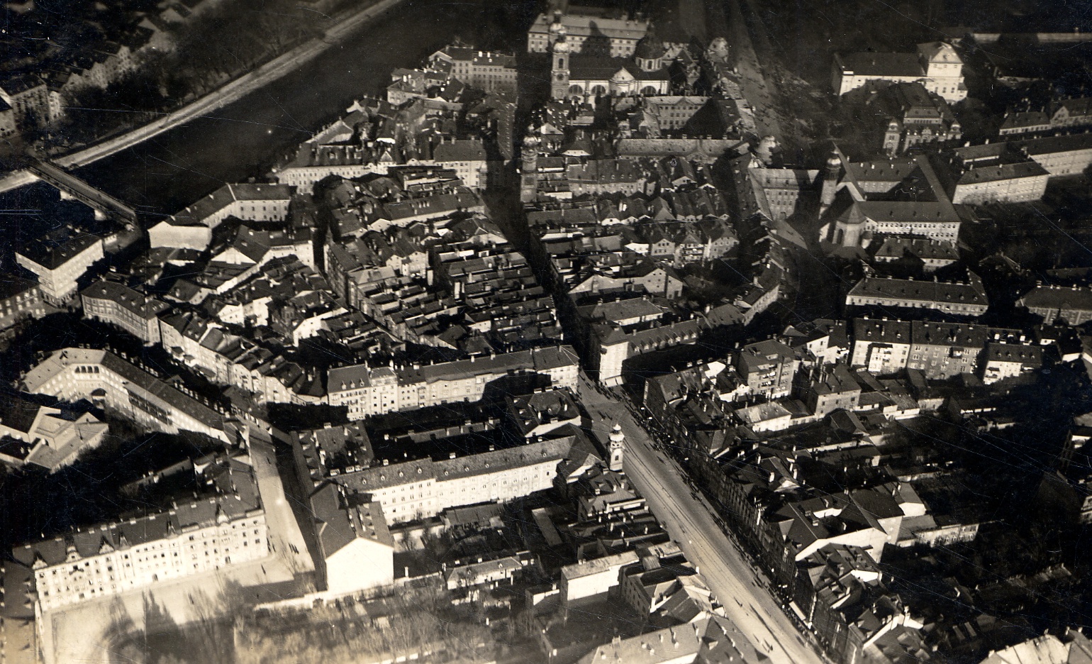 Blick vom Flugzeug auf die Innsbrucker Altstadt und die Maria-Theresien-Straße. Sehr gut zu sehen sind unter anderem das alte Stadtspital und das Ursulinenkloster, zwischen 1925 und 1930.