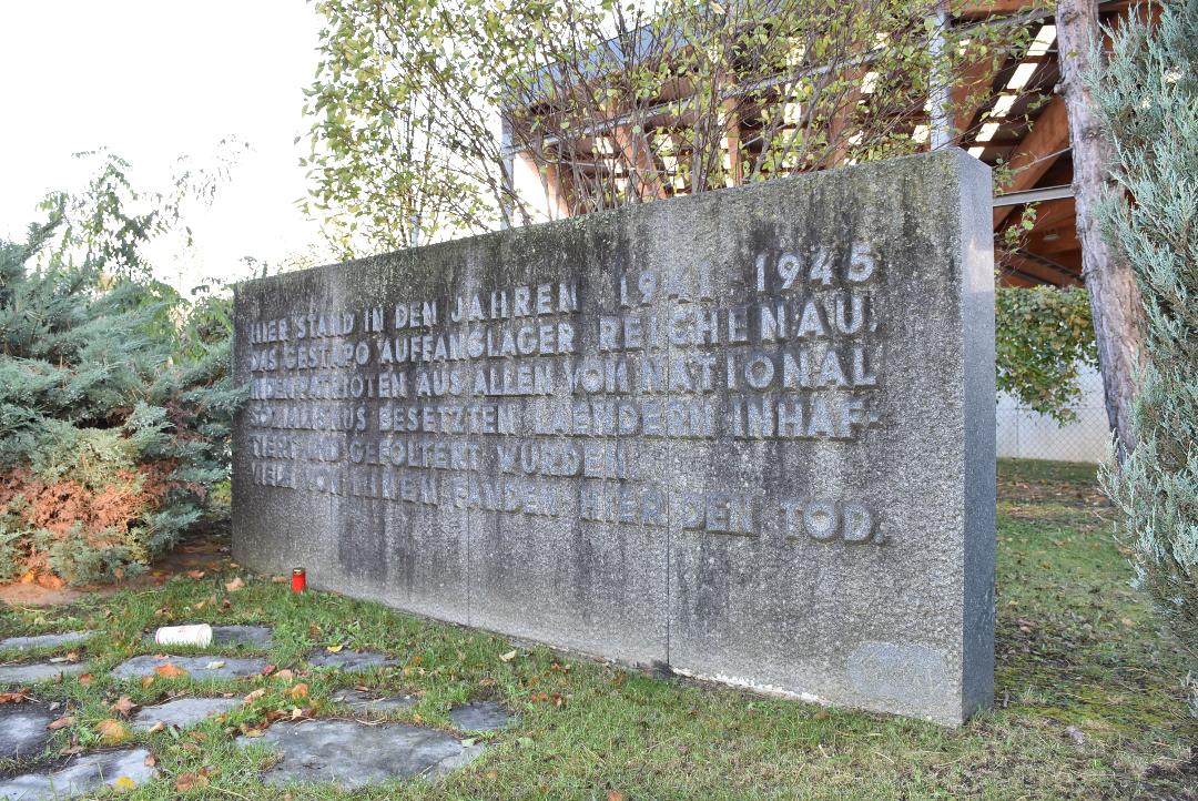 Der seit 1972 bestehende Gedenkstein, der an die Opfer des ehemaligen Arbeitserziehungslagers Reichenau erinnert, soll im Zuge der Neugestaltung erhalten bleiben.
