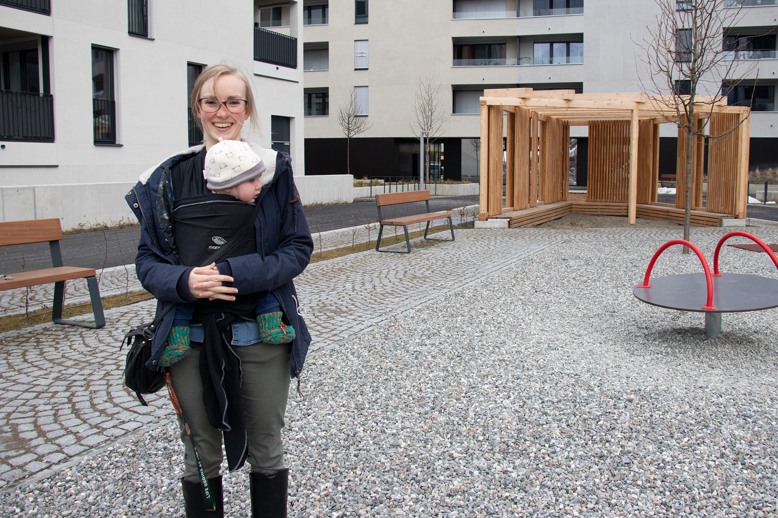 Eva Schoop mit ihrer Tochter bei der neuen Wohnanlage „Am Park“ in der Andechsstraße.