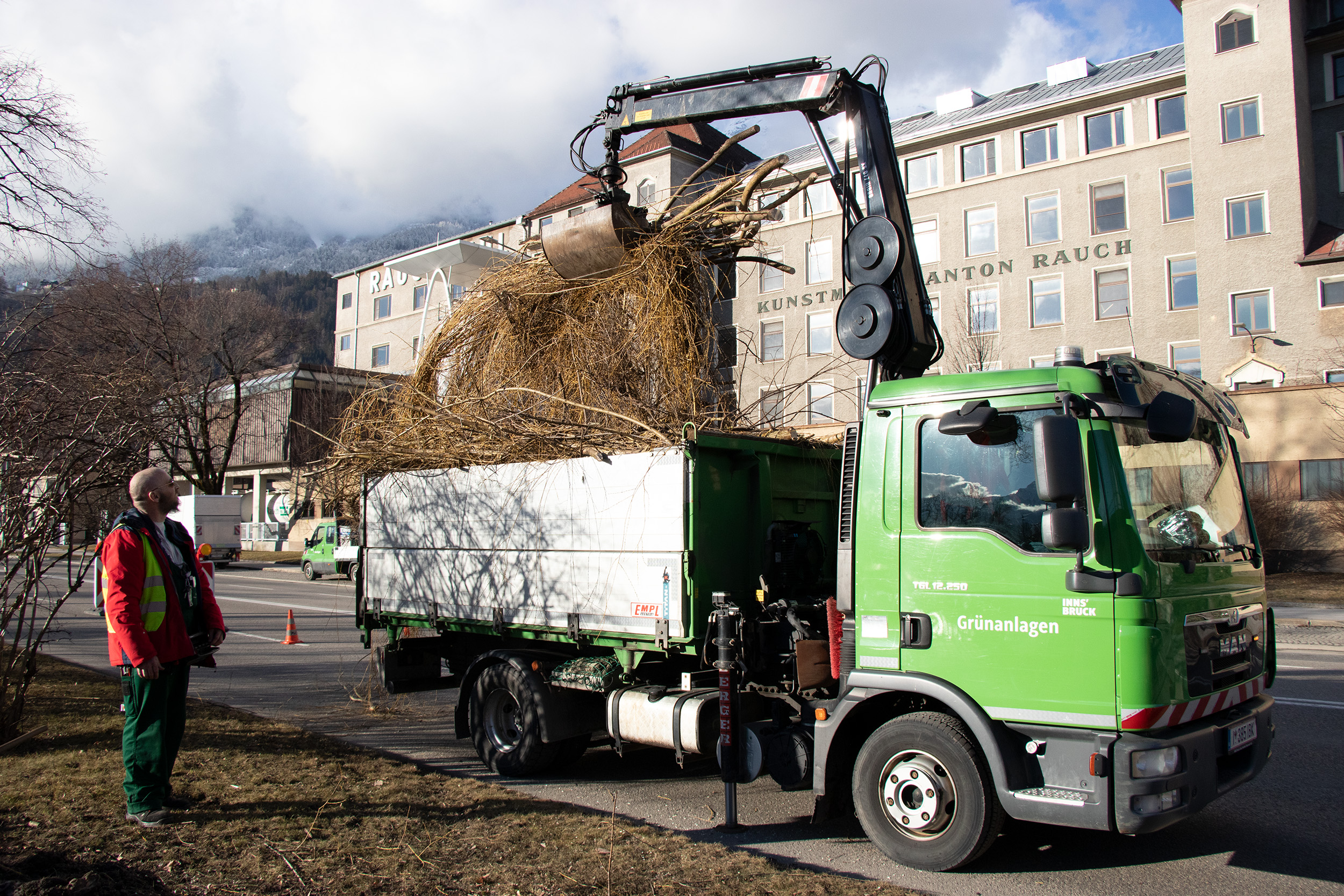 Äste werden eingesammelt und entsorgt.