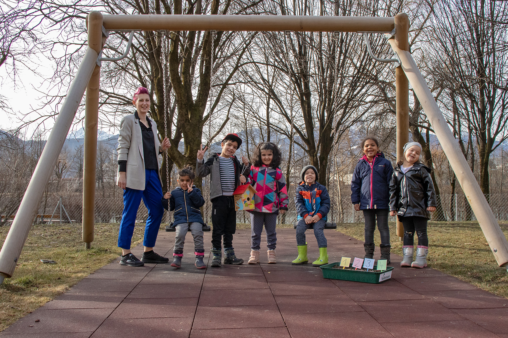 Unter der Leitung von Nicole Gröber (l.) werden den Kindern im Kindergarten Schützenstraße Nachhaltigkeit und Naturverbundenheit spielerisch vermittelt.