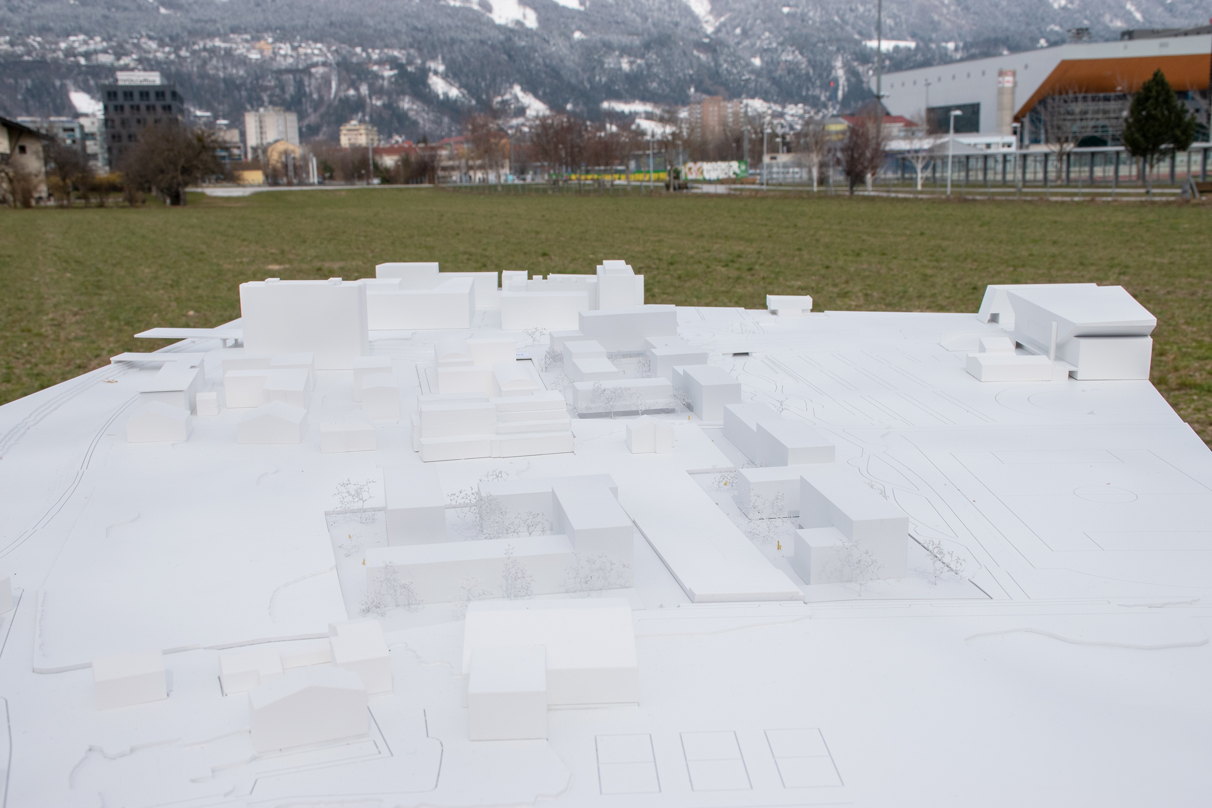 Hier auf den Feldern im Süden von Pradl entsteht das neue Wohnquartier Sillhöfe.