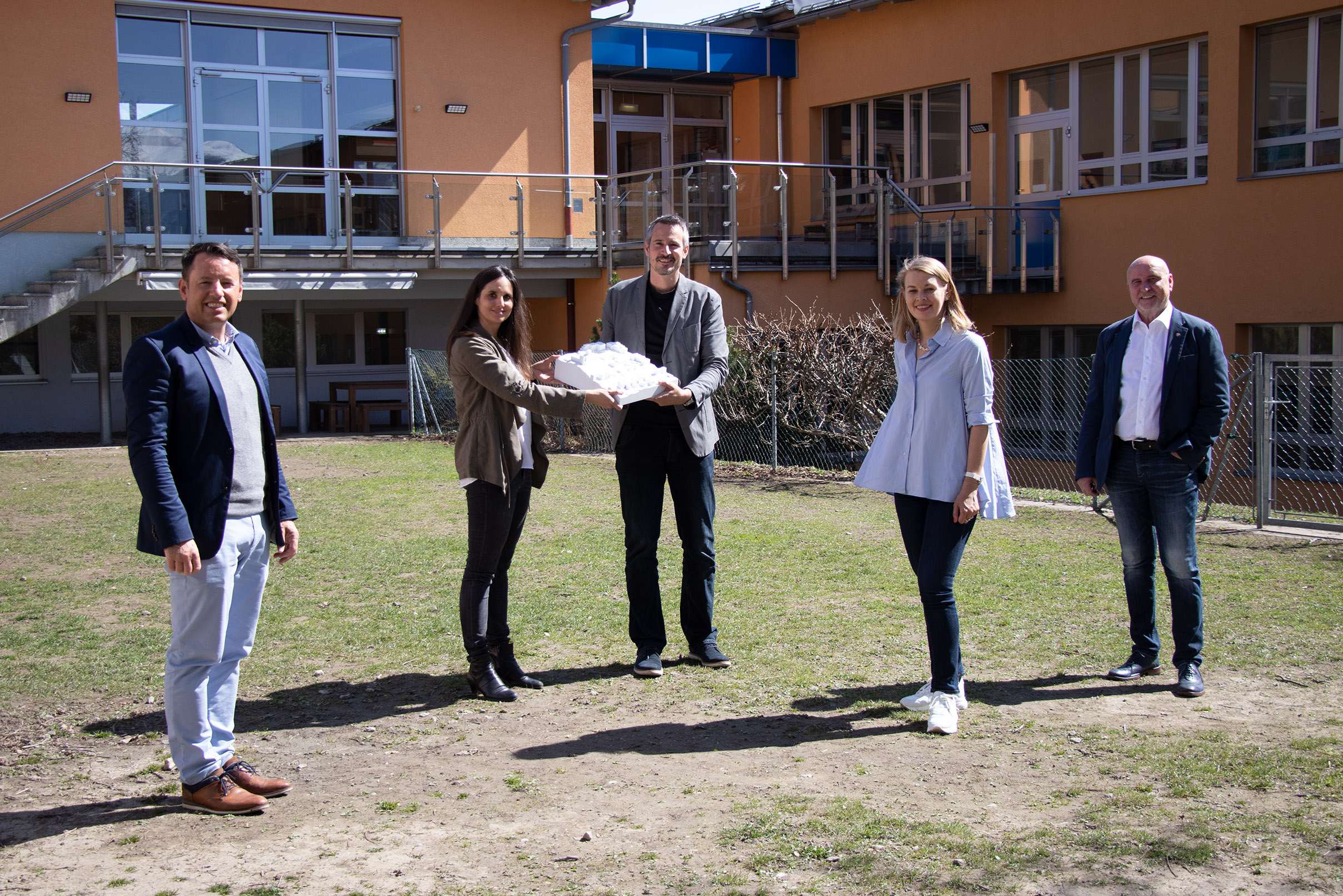 Freuen sich auf die neuen Schulräume (v.l.): IIG-Geschäftsführer Franz Danler, Ulrike Rothbacher und Philip Tschemernjak (RT-Architekten), Bildungsstadträtin Elisabeth Mayr und Schuldirektor Bernhard Bramböck.