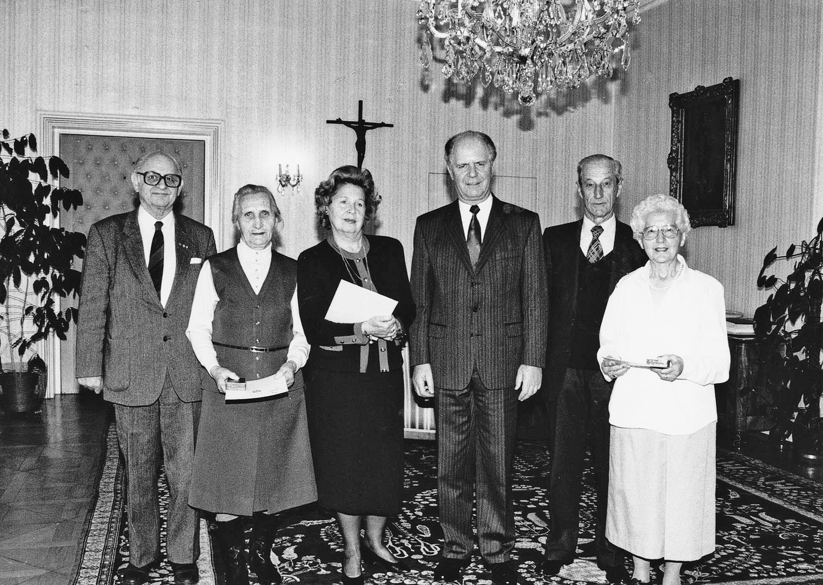 44 Jahre nach der Operation Greenup: Verleihung der Befreiungsmedaille der Republik Österreich an Frauen der Operation Greenup (v. l.): Heinz Mayer, Maria Hueber, Ruth Heltzel, Landeshauptmann Alois Partl, Franz Weber und Margarethe Kelderer (Innsbruck, 21. Dezember 1989).
