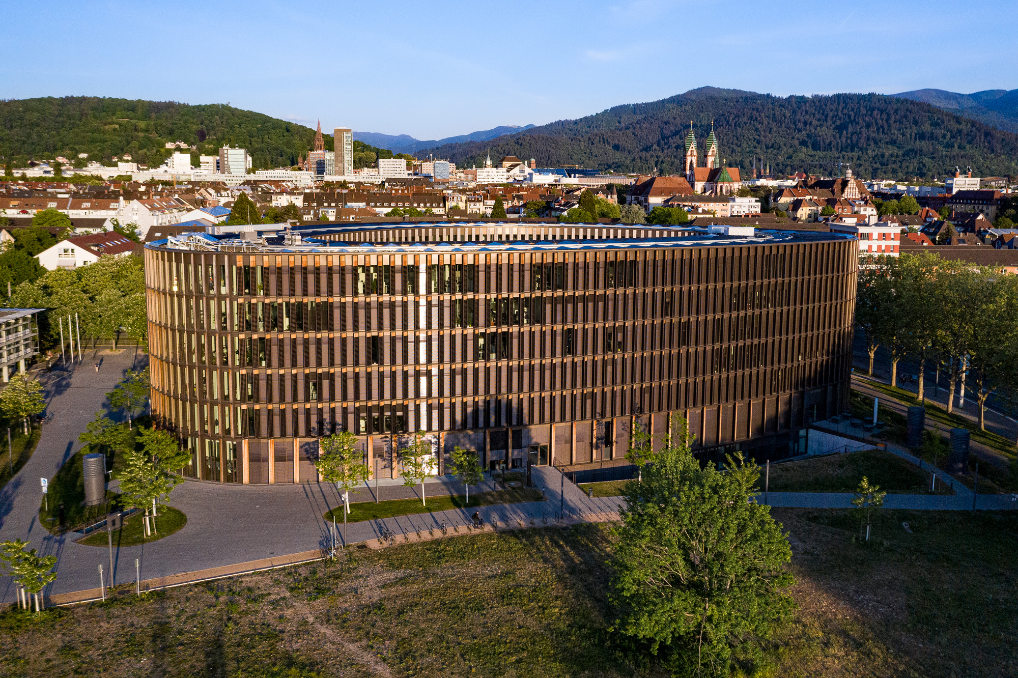 Die Fassadengestaltung des Freiburger Rathauses ist mit ihrem Wechsel von Holz-, Glas- und Photovoltaikelementen einzigartig und ein integraler Bestandteil des ganzheitlichen Energiekonzepts.