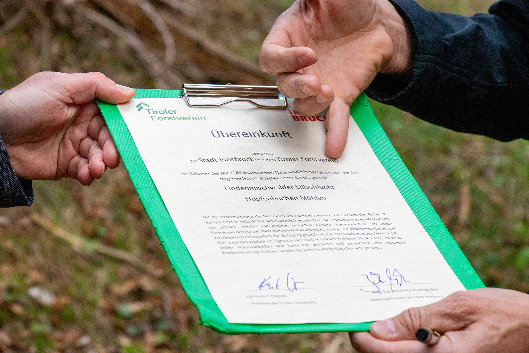Stadt Innsbruck und Forstverein haben die Zusammenarbeit nun auch vertraglich fixiert.