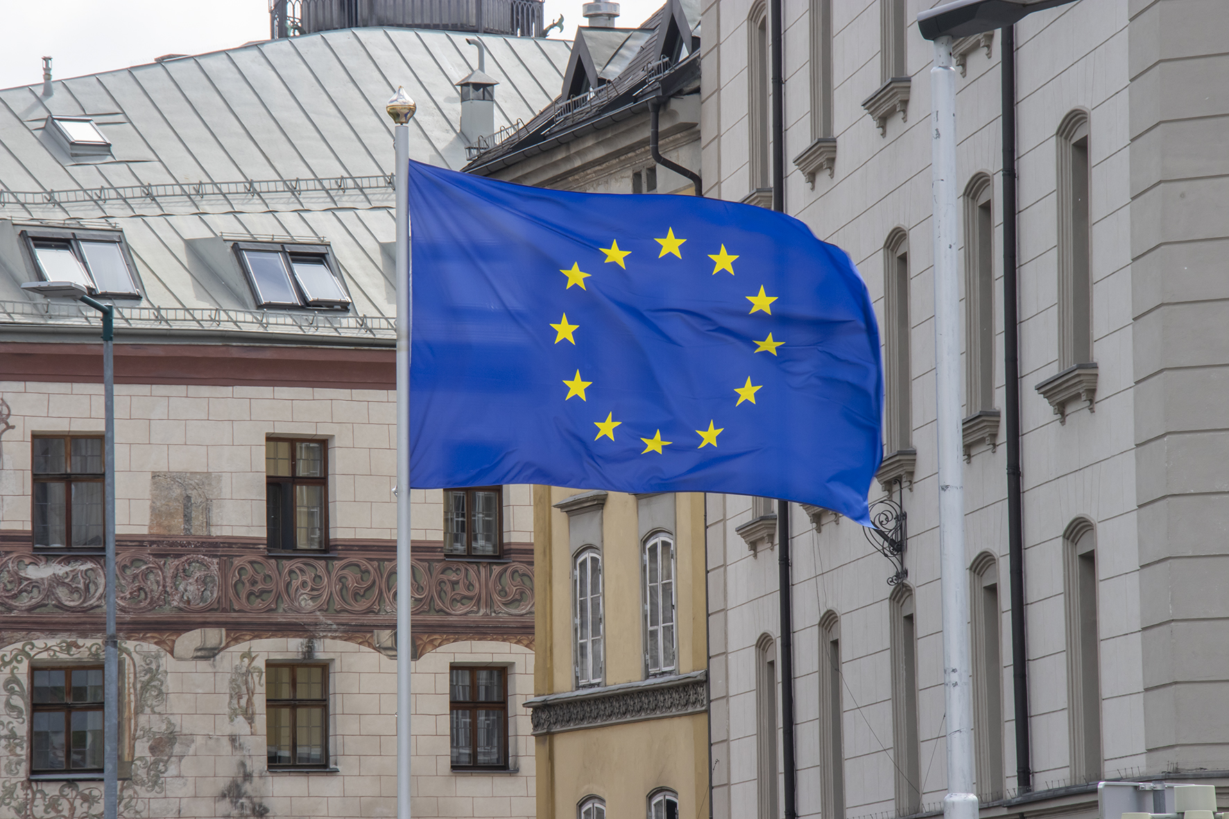Anlässlich des Europatages am 9. Mai wehen in ganz Innsbruck die Europafahnen.
