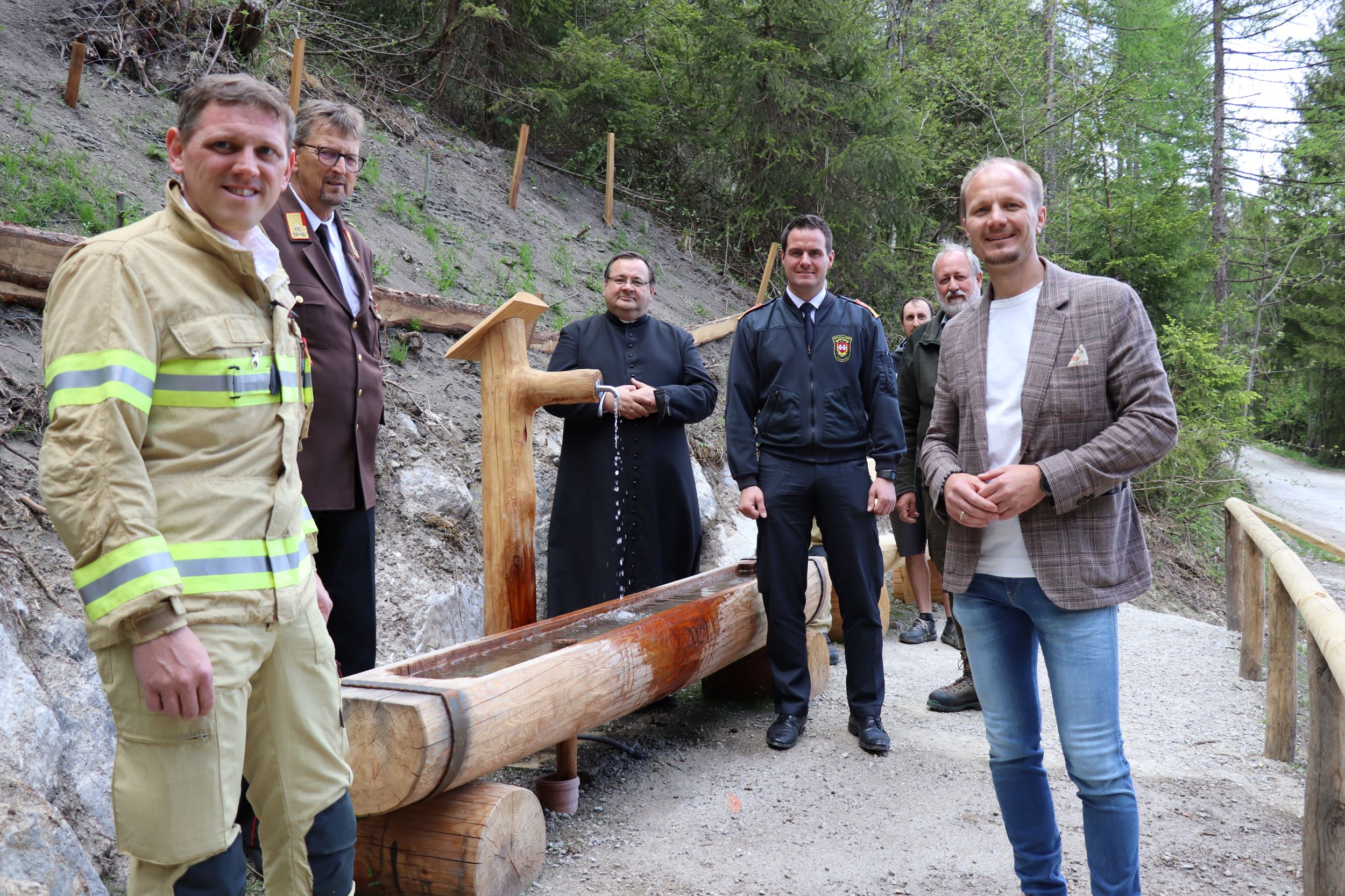 Von links: Bernhard Larcher (Kommandant FF Arzl), Albert Pfeifhofer (Bezirksfeuerwehrkommandant), Pfarrer Marek Ciesielski, Branddirektor Helmut Hager, Kurt Pröller (Amt für Wald und Natur) und Vizebürgermeister Johannes Anzengruber.
