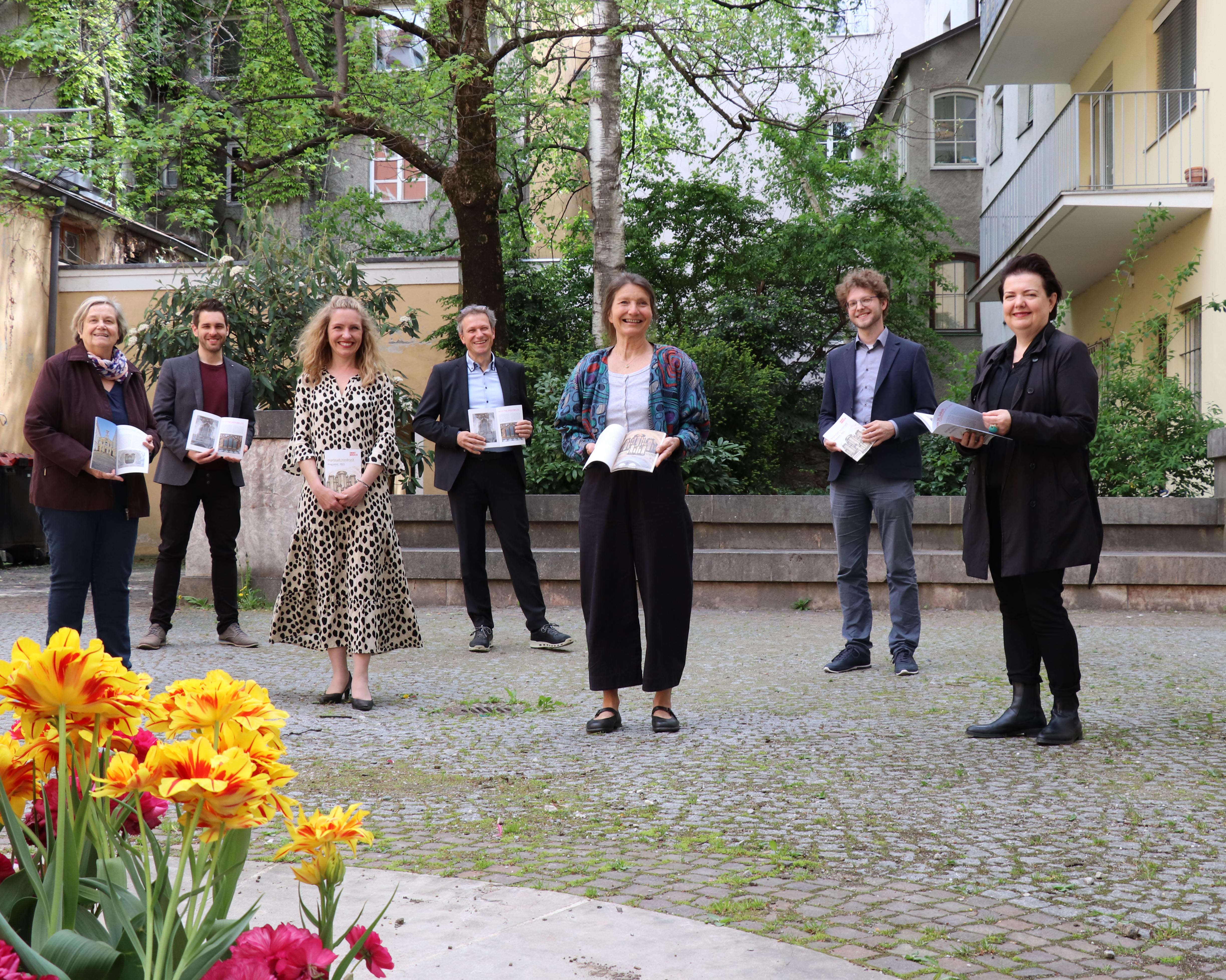 Freuen sich auf ein vielfältiges Konzertprogramm auf Innsbrucks historischen Orgeln: Die VeranstalterInnen mit StRin Uschi Schwarzl (3. v.r.) und Kulturamtsleiterin Isabelle Brandauer (3. v.l.).
