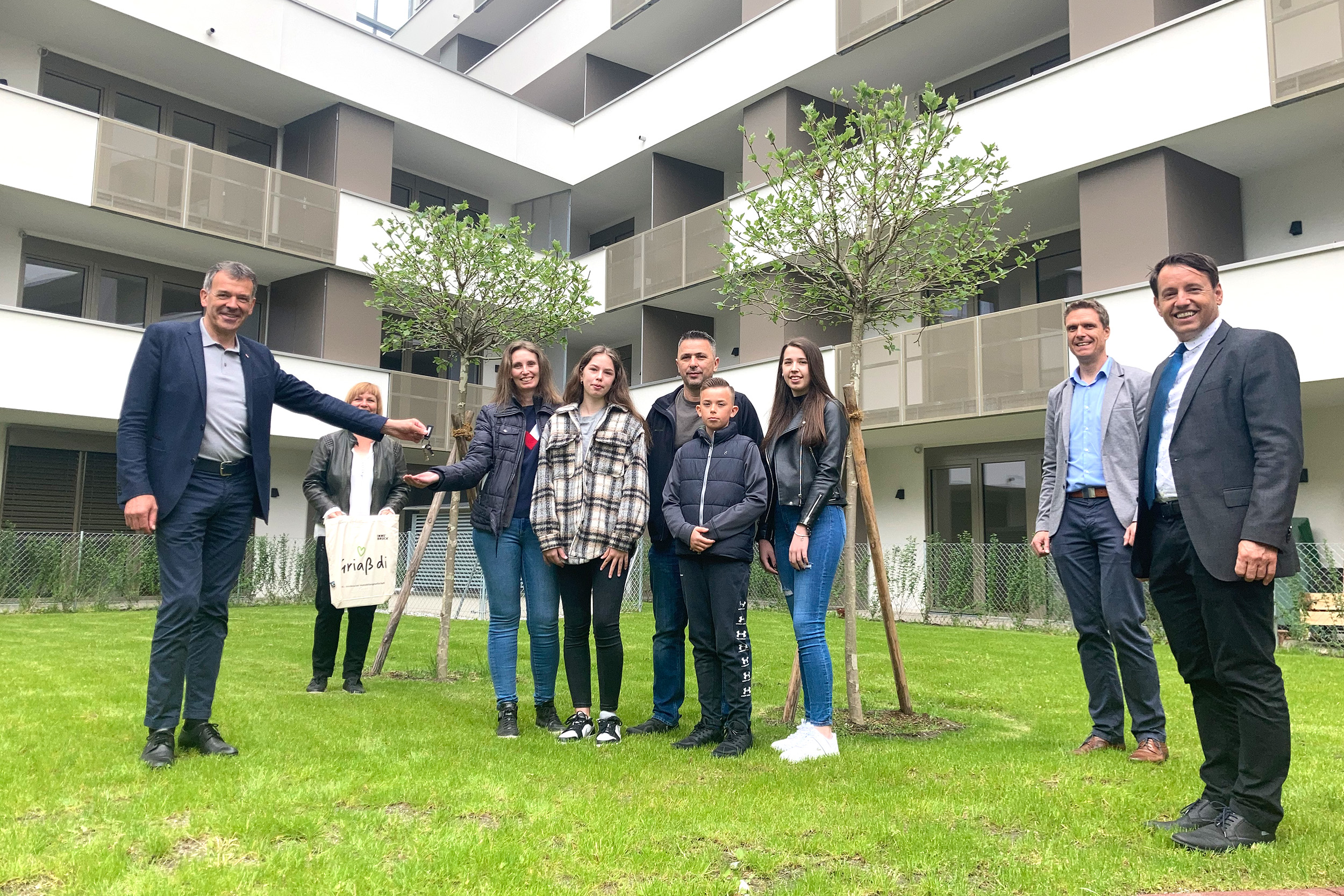 Schlüsselübergabe in der Hans-Maier-Straße (v.l.): Bürgermeister Georg Willi, Renate Krammer-Stark (Vorsitzende des Wohnungsvergabe-Ausschusses), Bernhard Matt (Geschäftsbereichsleiter IIG) und Geschäftsführer Franz Danler gratulieren einer der glücklichen Familien zu ihrem neuen Heim.
