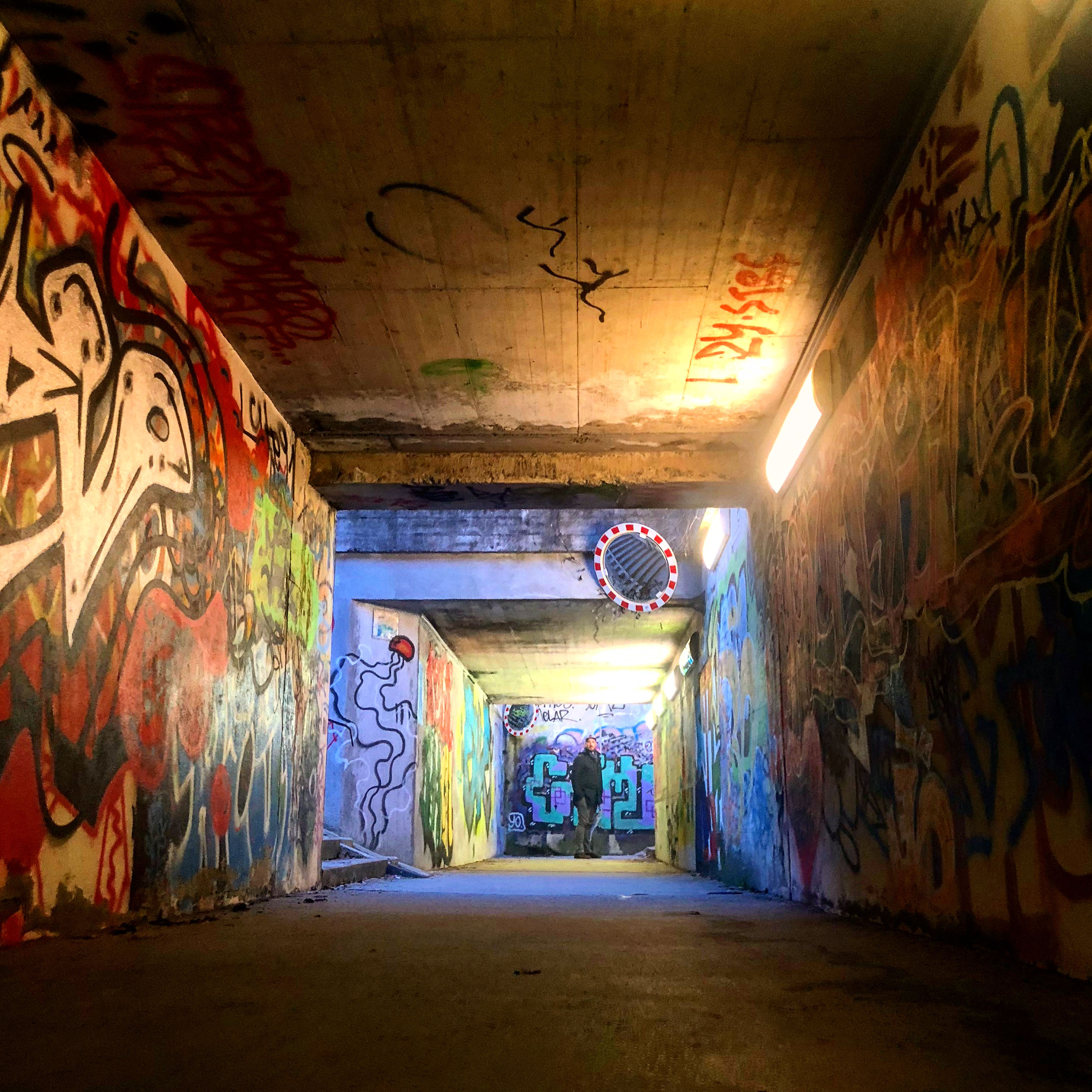 Die Unterführung, in der dieses Foto aufgenommen wurde, führt vom alten Hafen-Gelände Richtung Mentlberg.