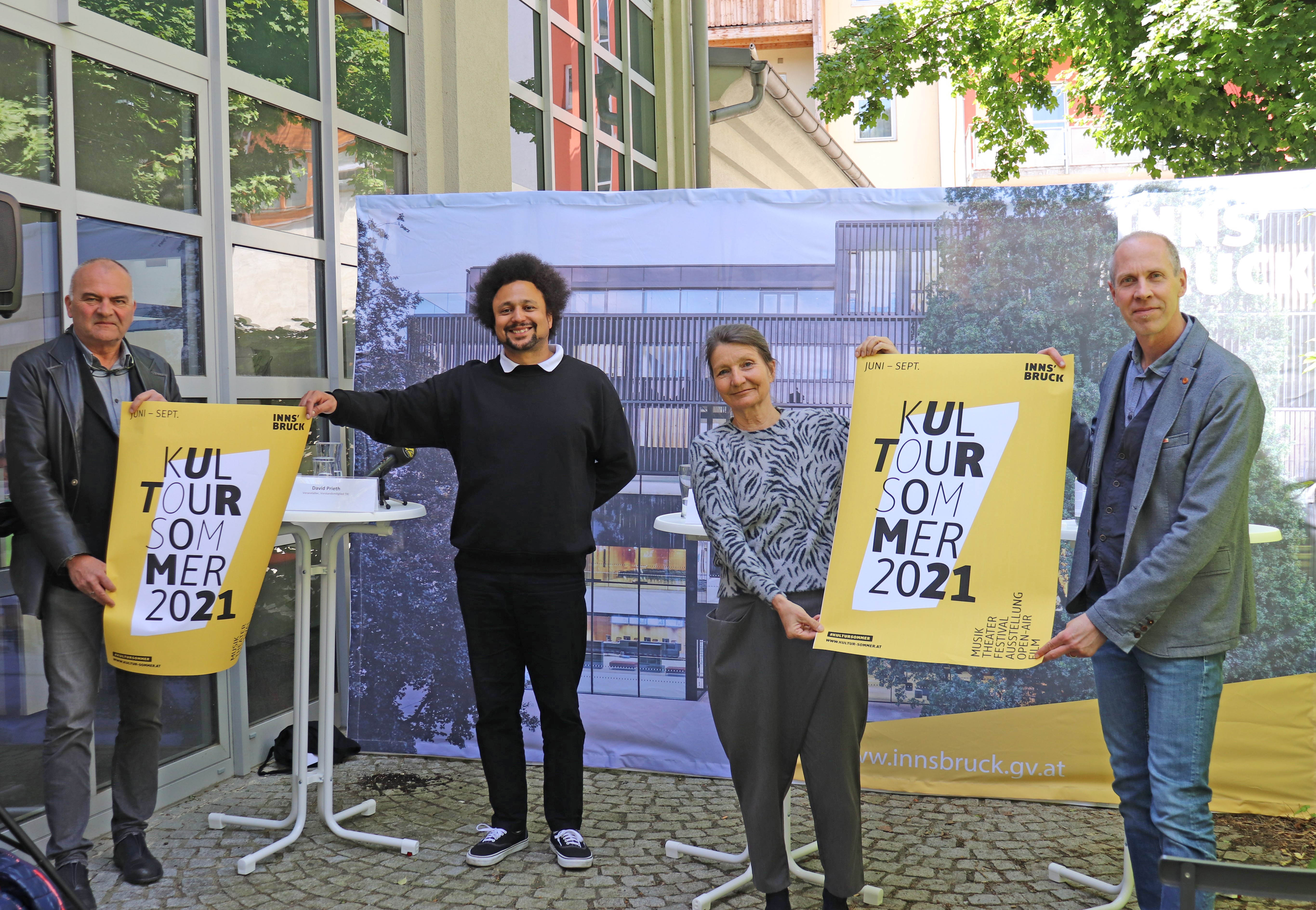 Präsentierten den „KulTOURsommer 2021“: Kulturstadträtin Uschi Schwarzl, Bernhard Vettorazzi (Innsbruck Marketing GmbH, 1.v.r.), David Prieth (stellvertretend für alle VeranstalterInnen, 2.v.l.) und Karl Gostner (Innsbruck Tourismus, 1.v.l.). Die Veranstaltungen sind unter www.kultur-sommer.at abrufbar und werden laufend ergänzt.