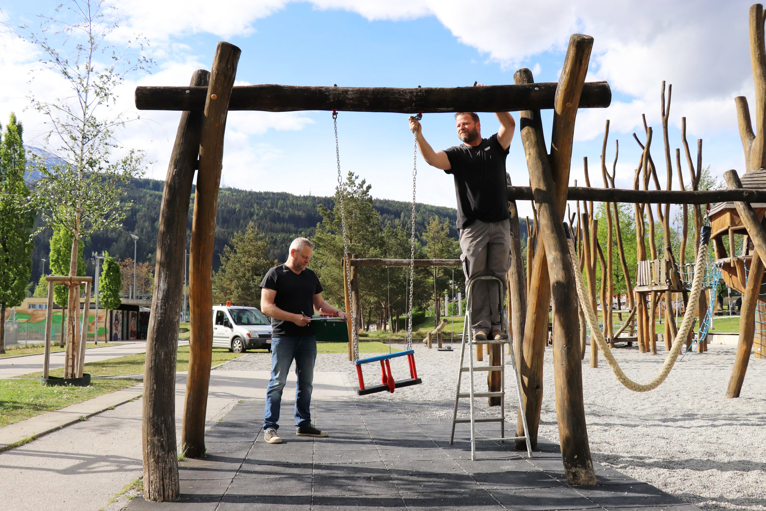Im Einsatz für die Sicherheit: Für die Spielplatzinspektoren Martin Jungegger (l.) und Mario Lechner ist der Spielplatz vor allem Arbeitsplatz.