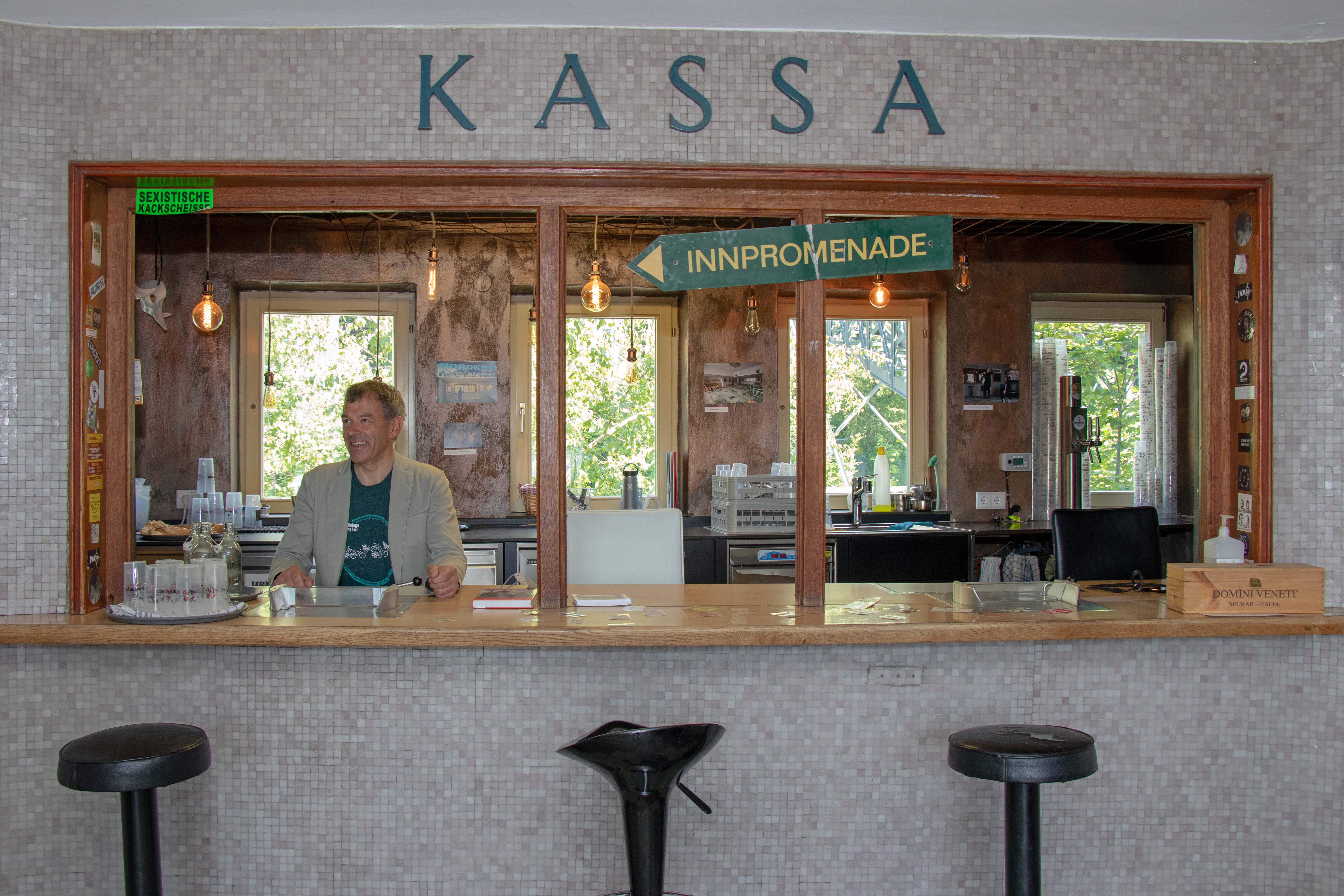 Seit November 2014 ist in der ehemaligen Talstation der Hungerburgbahn neues Leben eingekehrt. Mit Unterstützung der Stadt Innsbruck hat der Verein „Junge Talstation“ daraus ein facettenreiches Co-Working-, Kultur und Veranstaltungszentrum geschaffen. Die Entwicklung von der alten Talstation hin zu einem Haus der Jugend wird nun in einer Ausstellung präsentiert. Mit Hilfe des Innsbrucker Stadtarchivs, des Tiroler Landesmuseums Ferdinandeum, sagen.at sowie Eventfotografen wurde eine Vielzahl an eindrucksvollen Fotos zusammengetragen, die die facettenreiche Geschichte anschaulich dokumentieren. Jugendstadträtin Christine Oppitz-Plörer (2.v.r.), Bürgermeister Georg Willi, Kulturstadträtin Uschi Schwarzl (3.v.l.) und Gemeinderätin Irene Heisz (2.v.l.) folgten der Einladung des Vereins unter der Leitung von Thomas Krug (l.) und besichtigten die Ausstellung vorab.