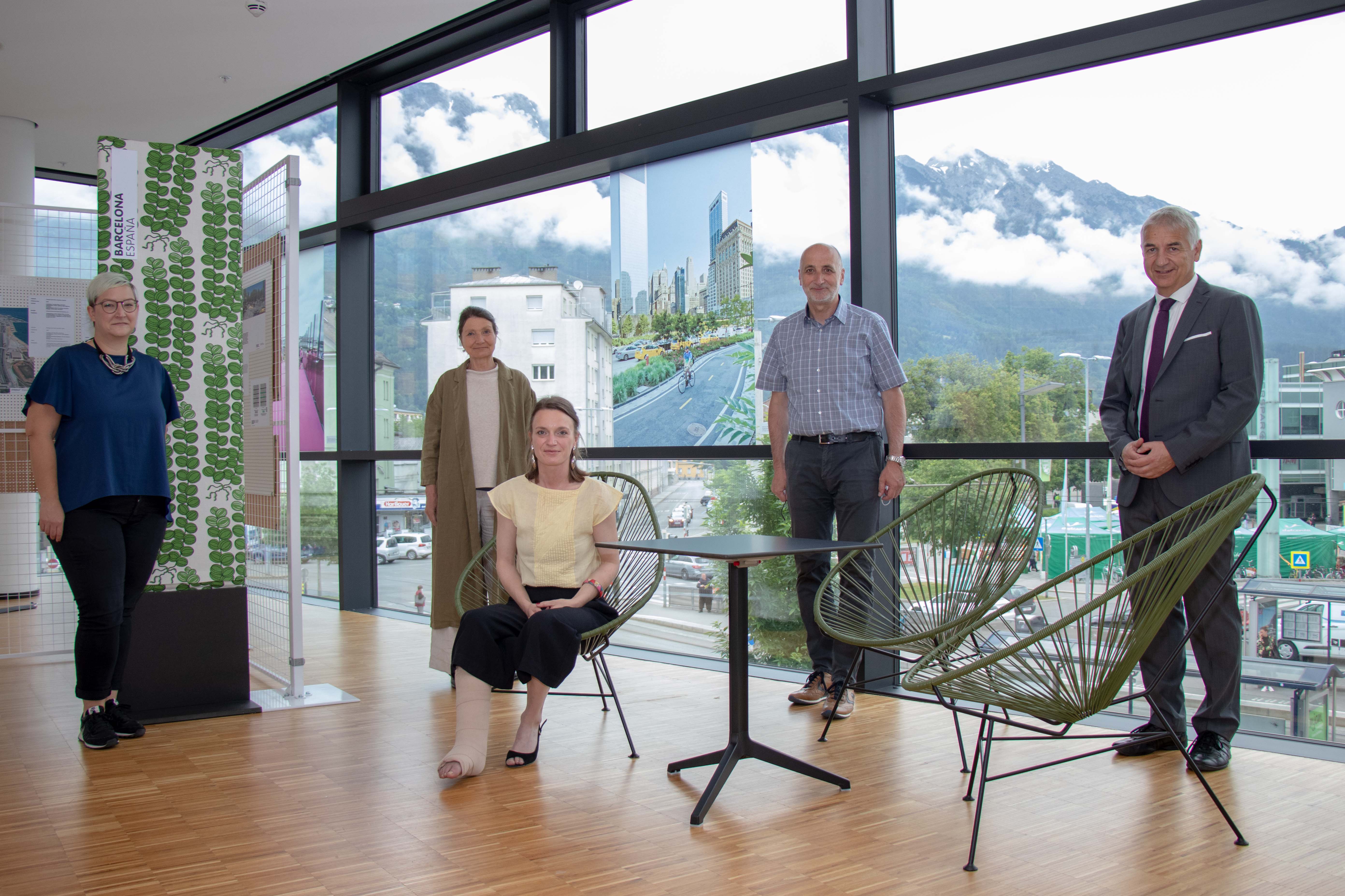 In der Innsbrucker Stadtbibliothek werden im Rahmen von „Fahr Rad!“ aktuell Beispiele von gelungenem Radverkehr internationaler Städte gezeigt. Kuratorin Stefanie Lampe, Stadträtin Uschi Schwarzl, Teresa Kallsperger und Christian Schoder von der städtischen Rad- und Fußkoordination sowie Amtsvorstand Walter Zimmeter (Tiefbau; v.l.) freuen sich über den Halt der Wanderausstellung in Innsbruck.