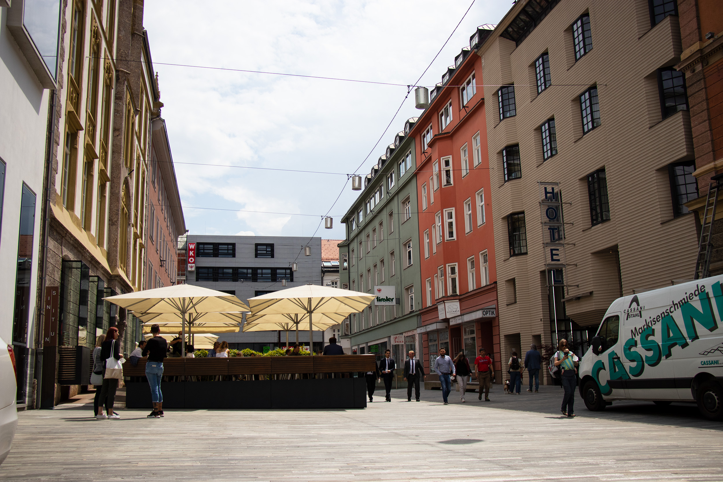 In der Gilmstraße werden drei der neuen Rundbänke aufgestellt.