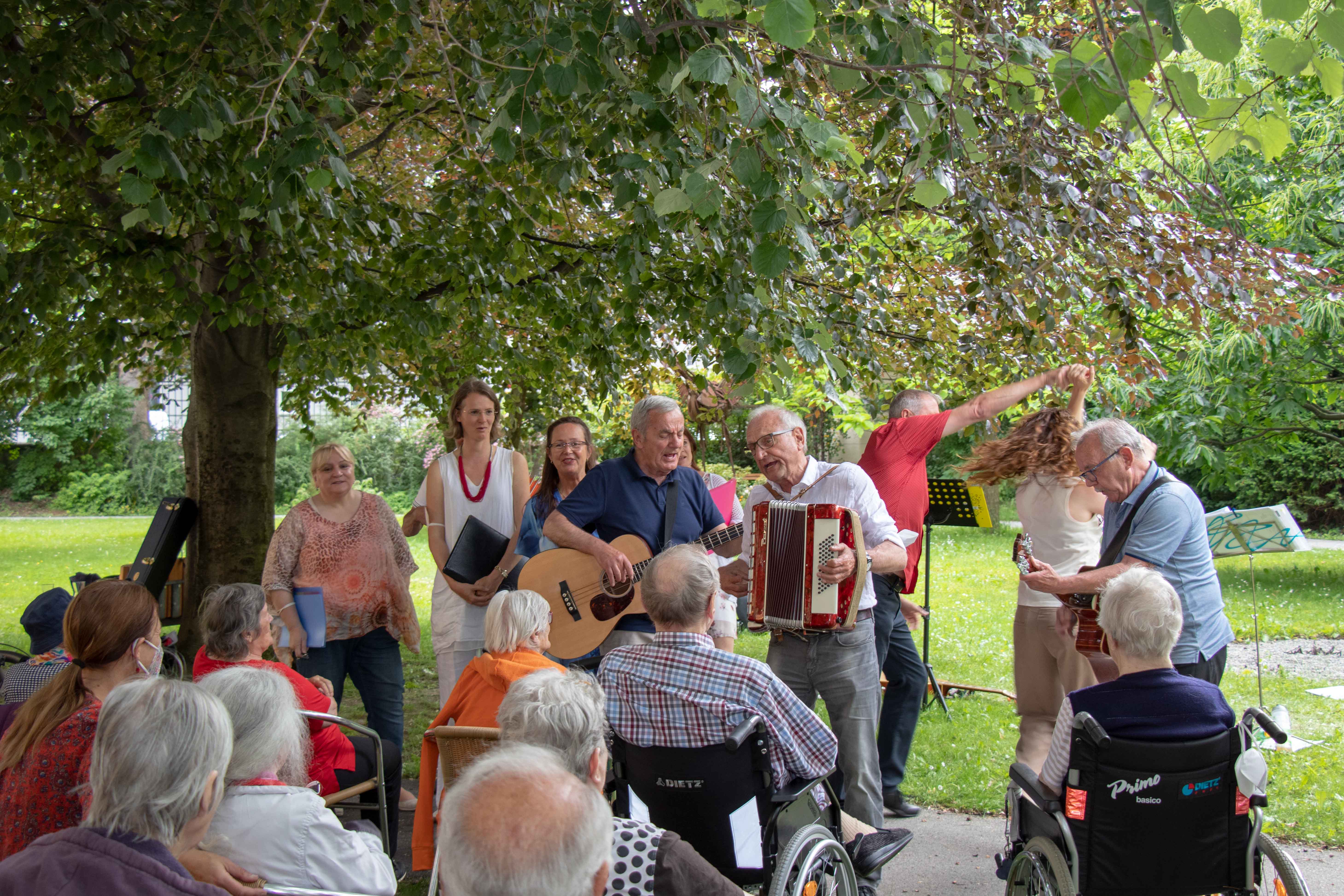 Vom Volkslied bis zum Schlager - für jeden musikalischen Geschmack war im Rahmen der Veranstaltung "Innsbruck singt" etwas dabei. Die Veranstaltung konnte heuer coronabedingt nur im kleinen Rahmen stattfinden. Dafür war das Ensemble HEIM@Klang des Tiroler Sängerbundes den ganzen Tag in den Alten- und Pflegeheimen der Stadt Innsbruck unterwegs und sang für und gemeinsam mit den BewohnerInnen. Ziel des Ensembles, das seit September 2019 besteht, ist es, Menschen mit Demenz nach dem Motto "Musik verbindet, Musik weckt Lebendigkeit" musikalisch zu aktivieren. Das Abschlusskonzert fand am späten Nachmittag bei strahlender Sonne und bester Stimmung im Wohnheim Saggen statt.